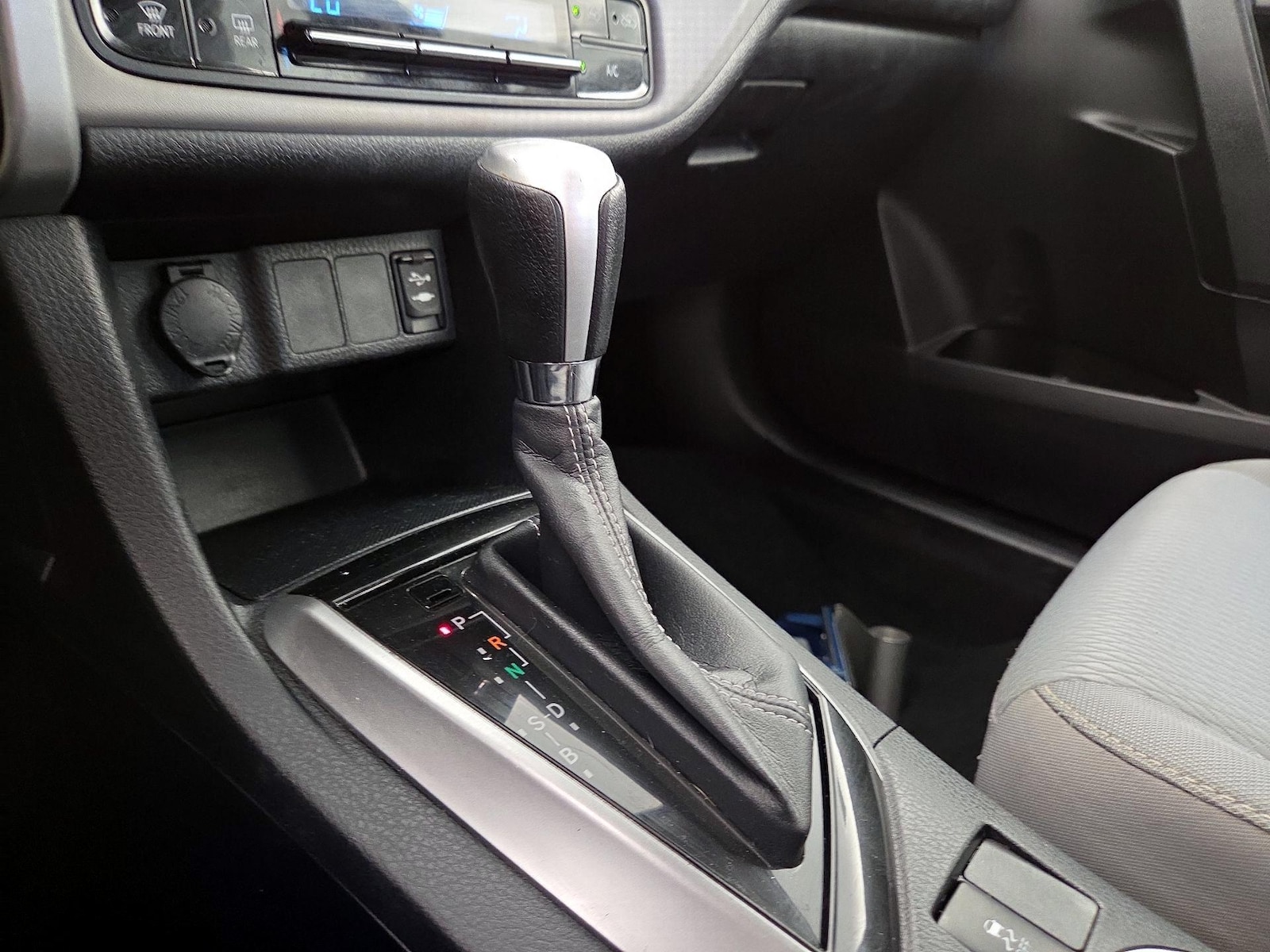 2017 Toyota Corolla LE - Photo 18