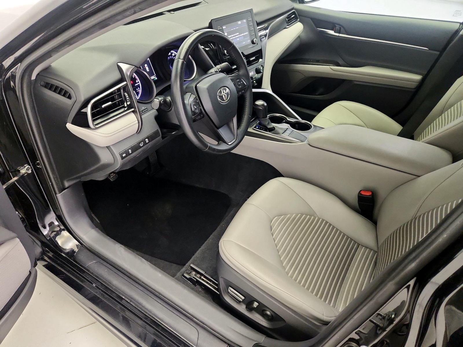 2022 Toyota Camry SE - Photo 12