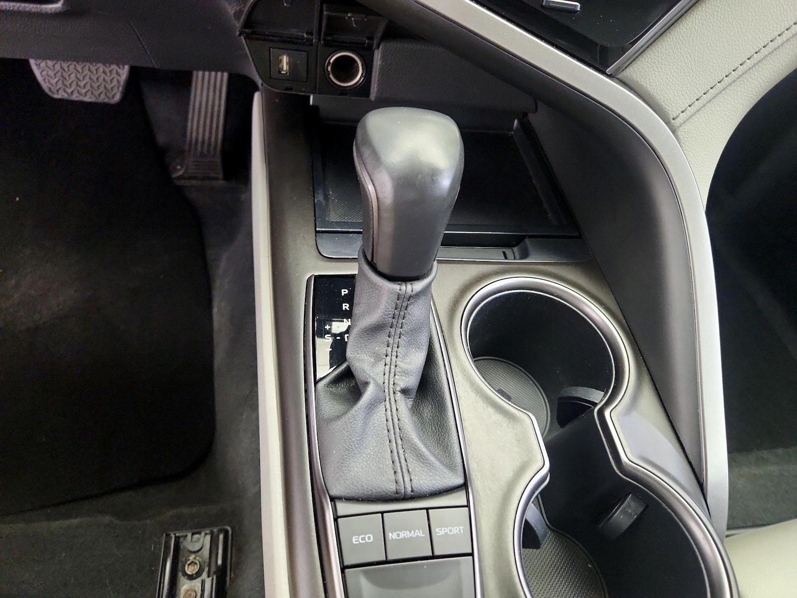 2022 Toyota Camry SE - Photo 18