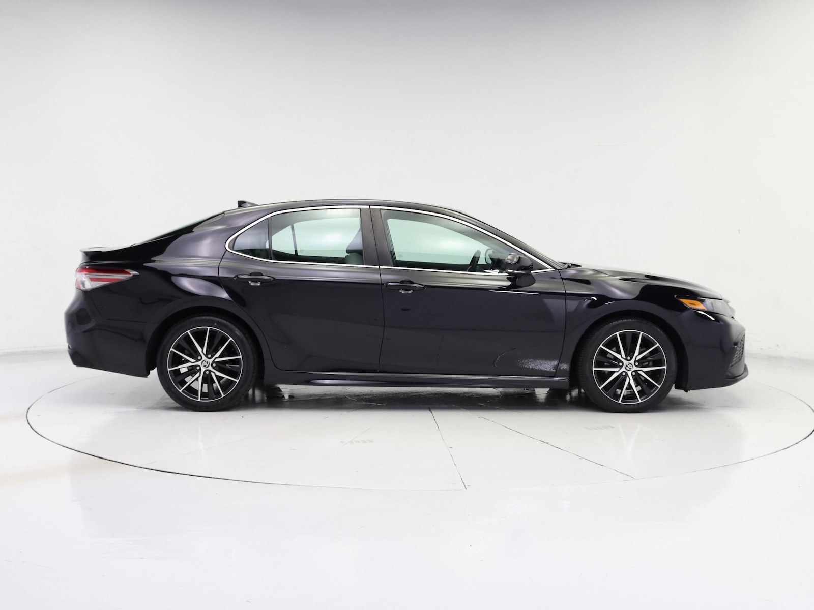 2022 Toyota Camry SE - Photo 8