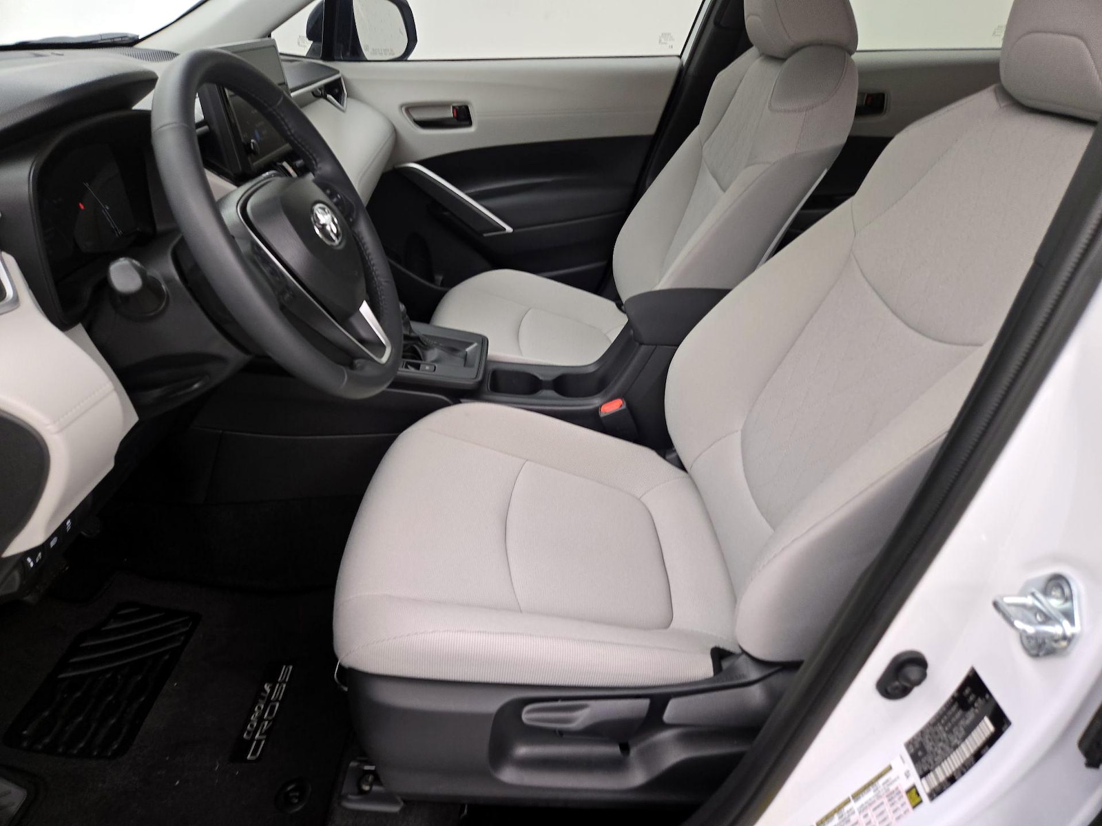 2026 Toyota Corolla Cross LE - Photo 12