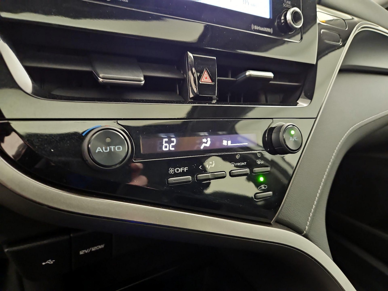 2021 Toyota Camry SE - Photo 18
