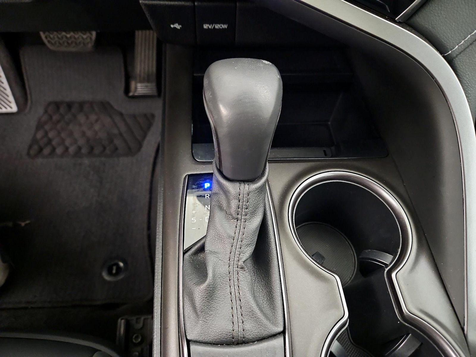 2021 Toyota Camry SE - Photo 19
