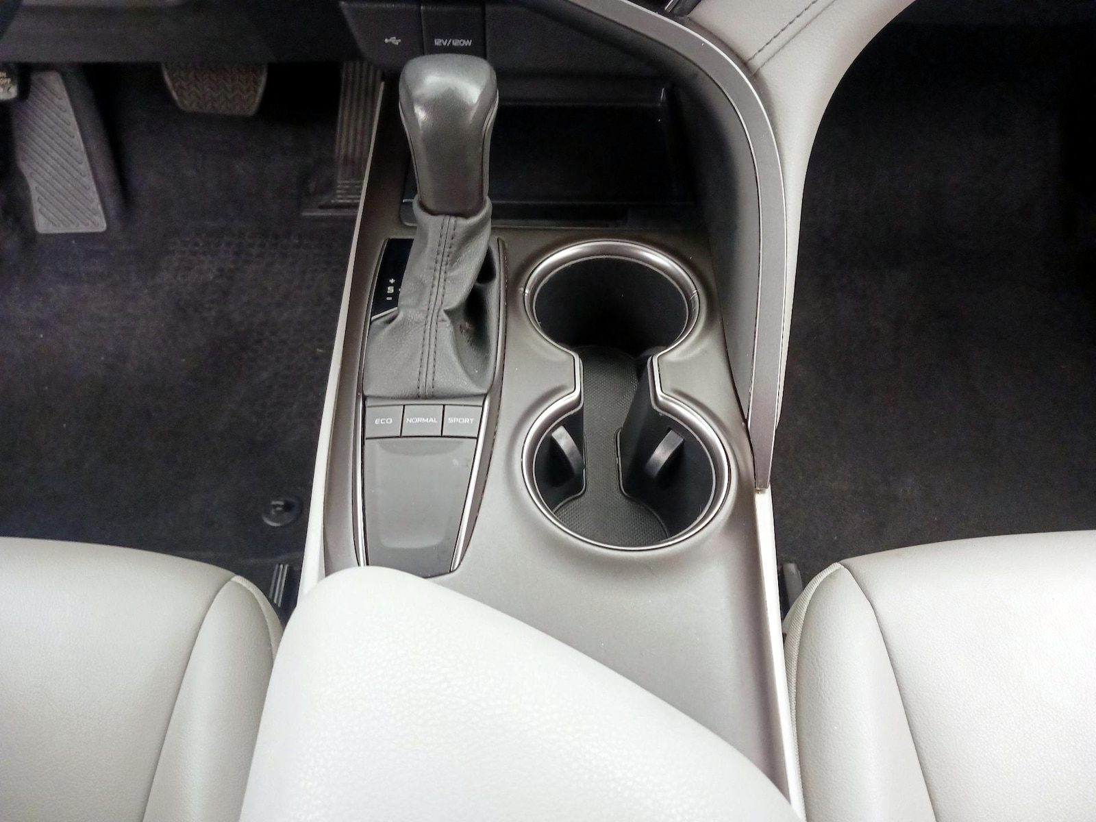 2023 Toyota Camry SE - Photo 18