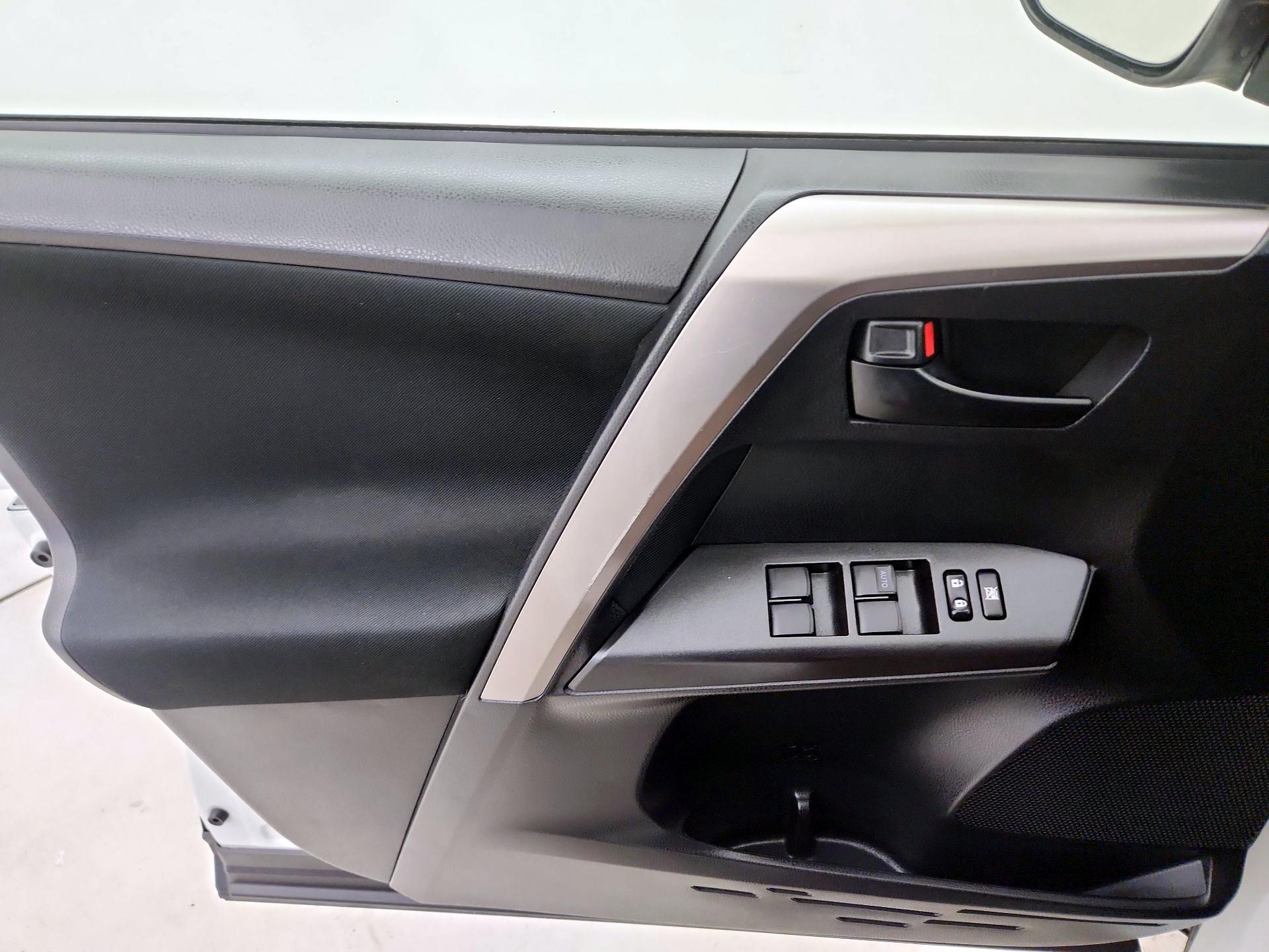 Thumbnail: 2018 Toyota RAV4 - 12