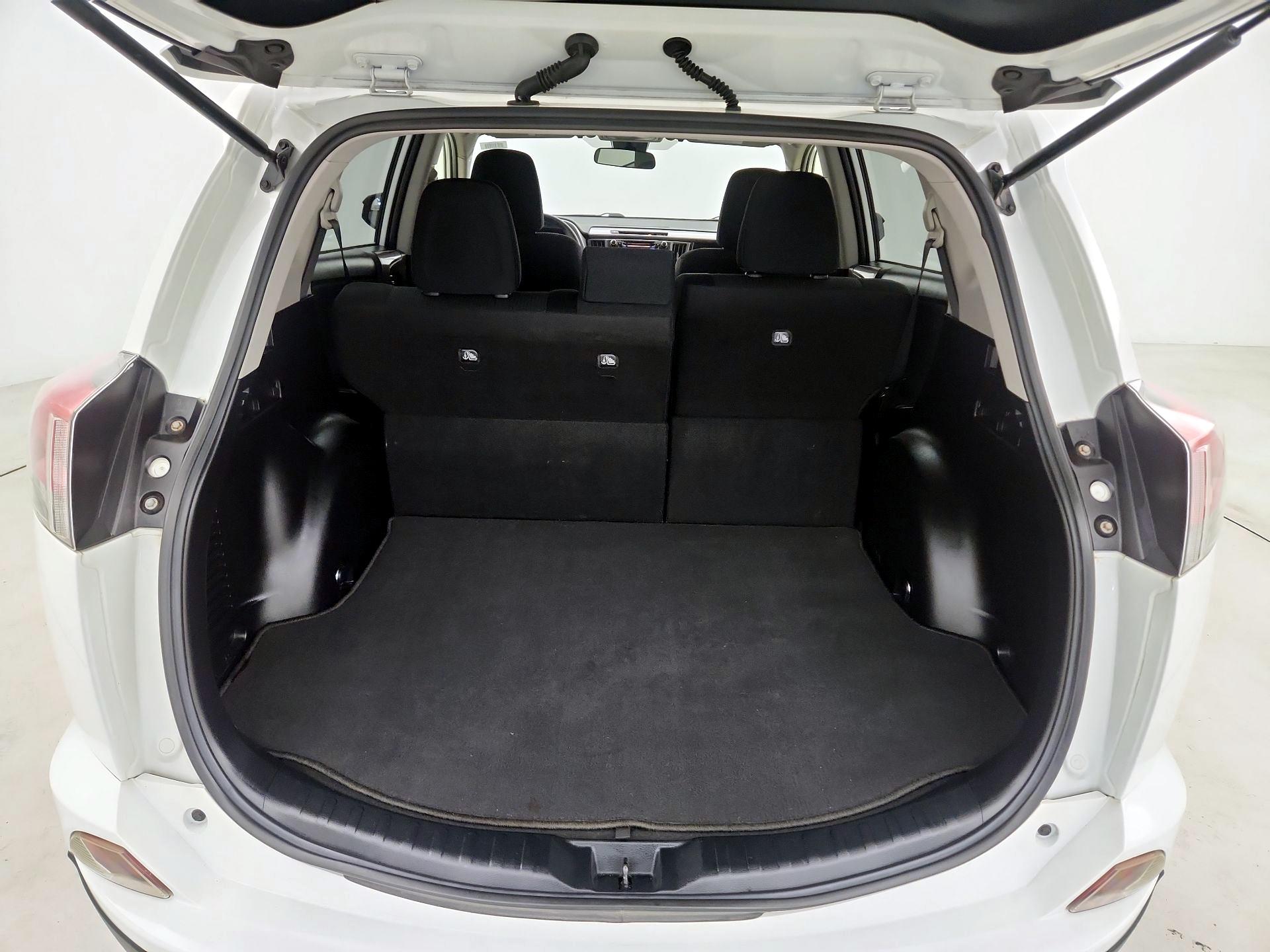 Thumbnail: 2018 Toyota RAV4 - 20