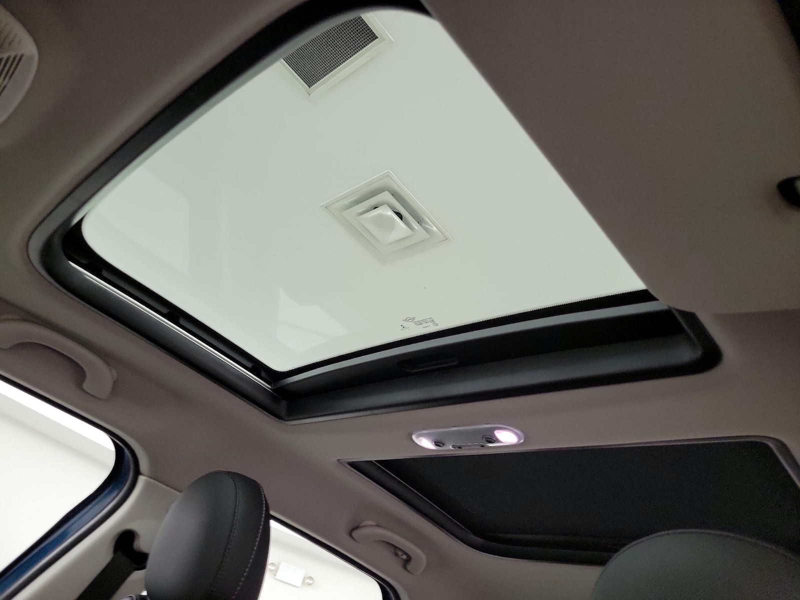 Panoramic Sunroof & Skylight(s)