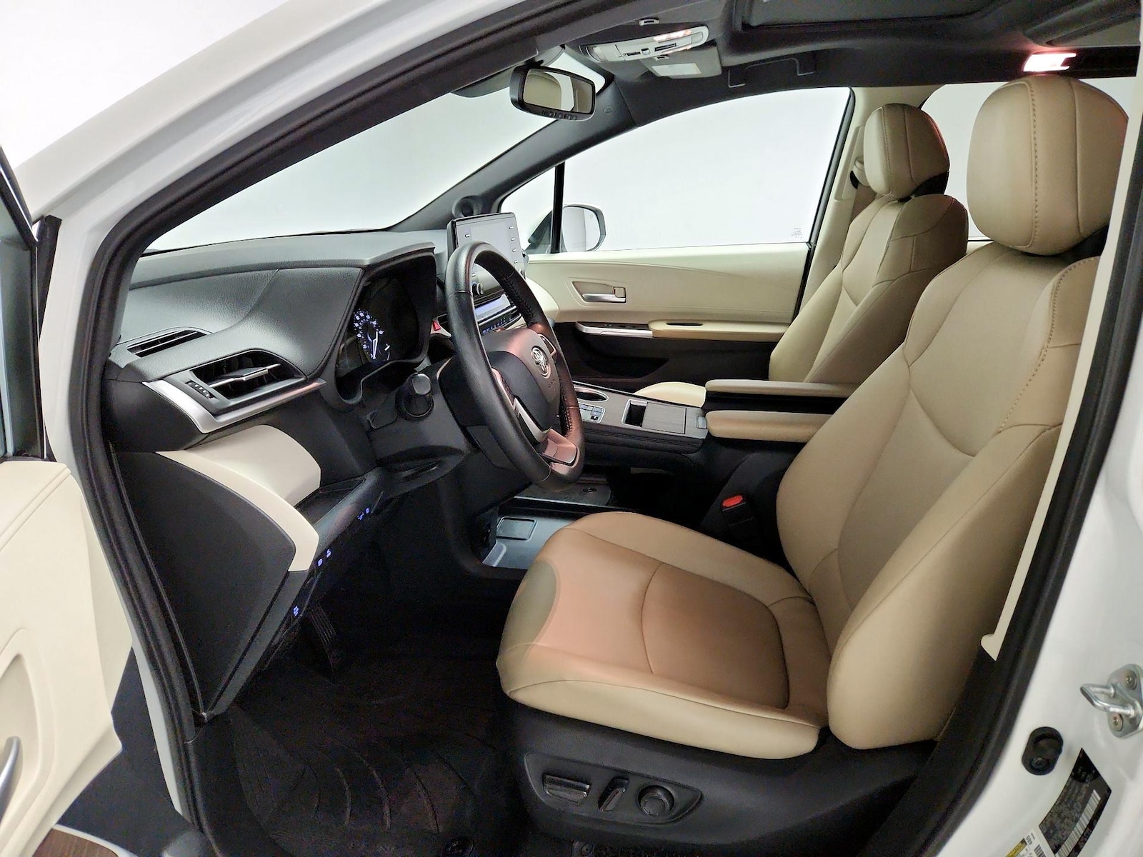 2021 Toyota Sienna XLE - Photo 12