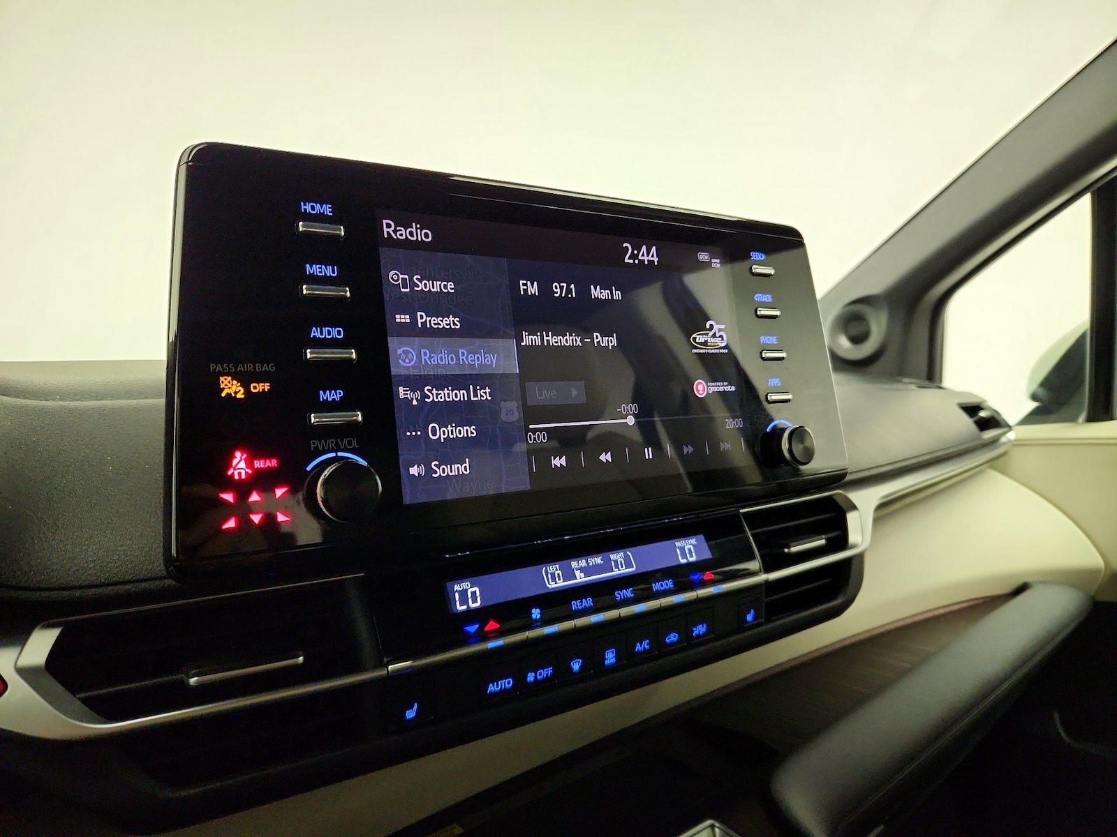 2021 Toyota Sienna XLE - Photo 17