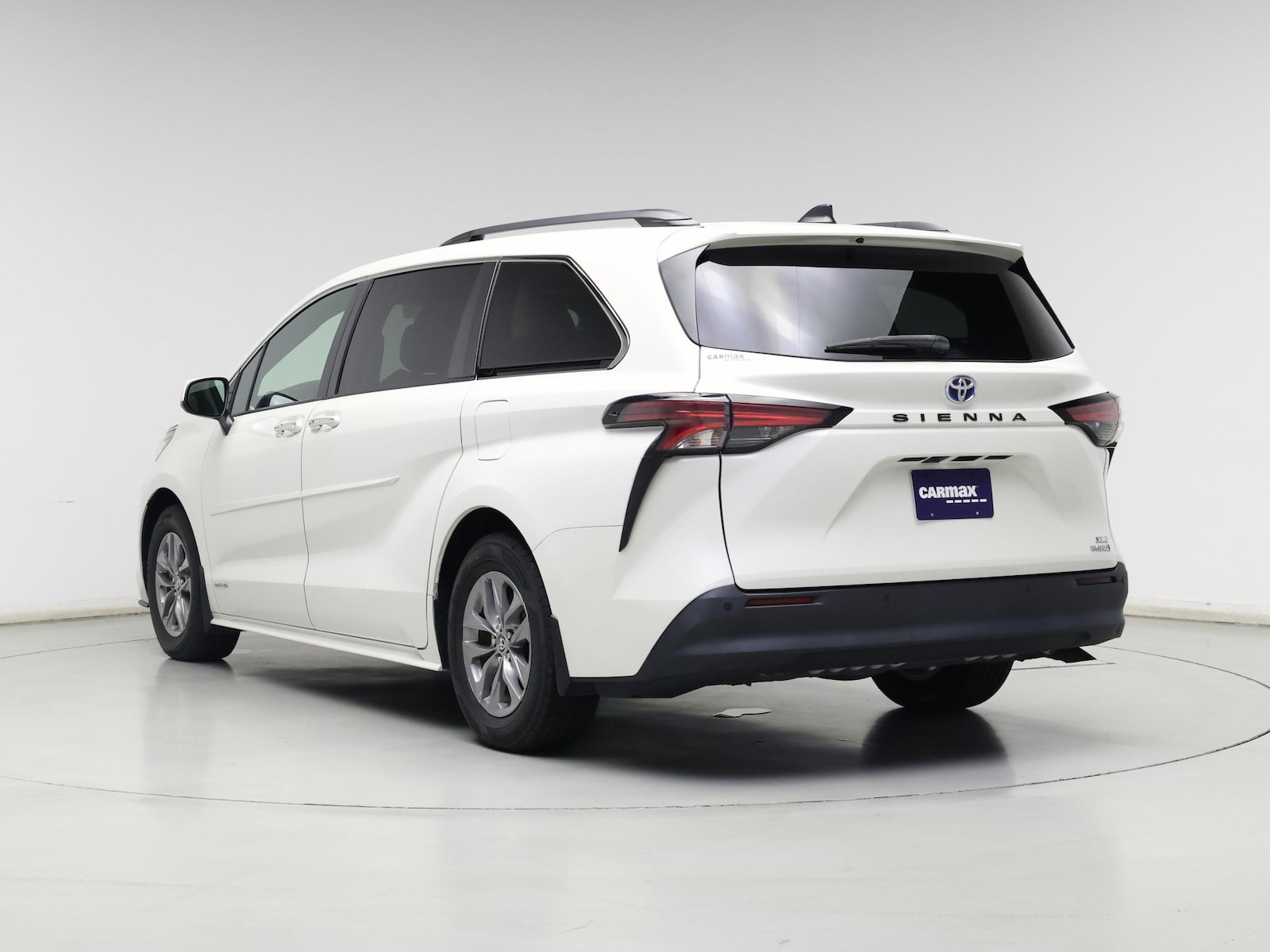 2021 Toyota Sienna XLE - Photo 3