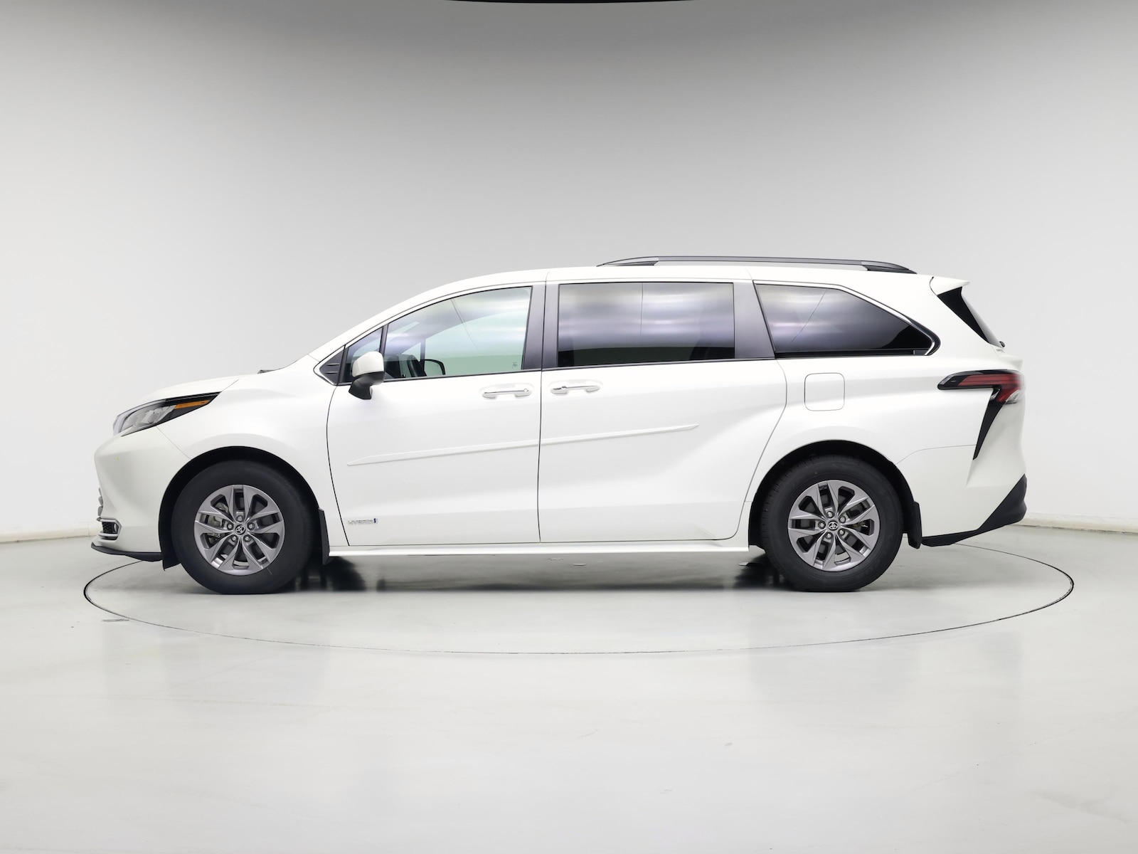 2021 Toyota Sienna XLE - Photo 4