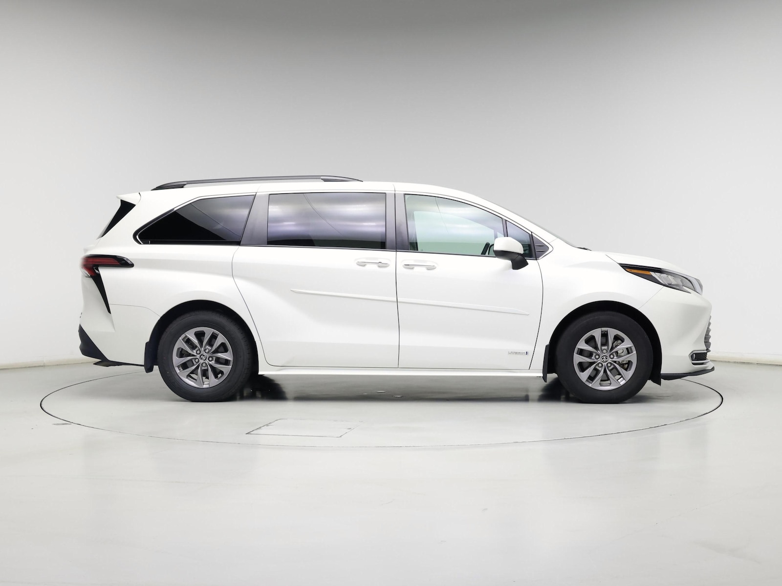 2021 Toyota Sienna XLE - Photo 8