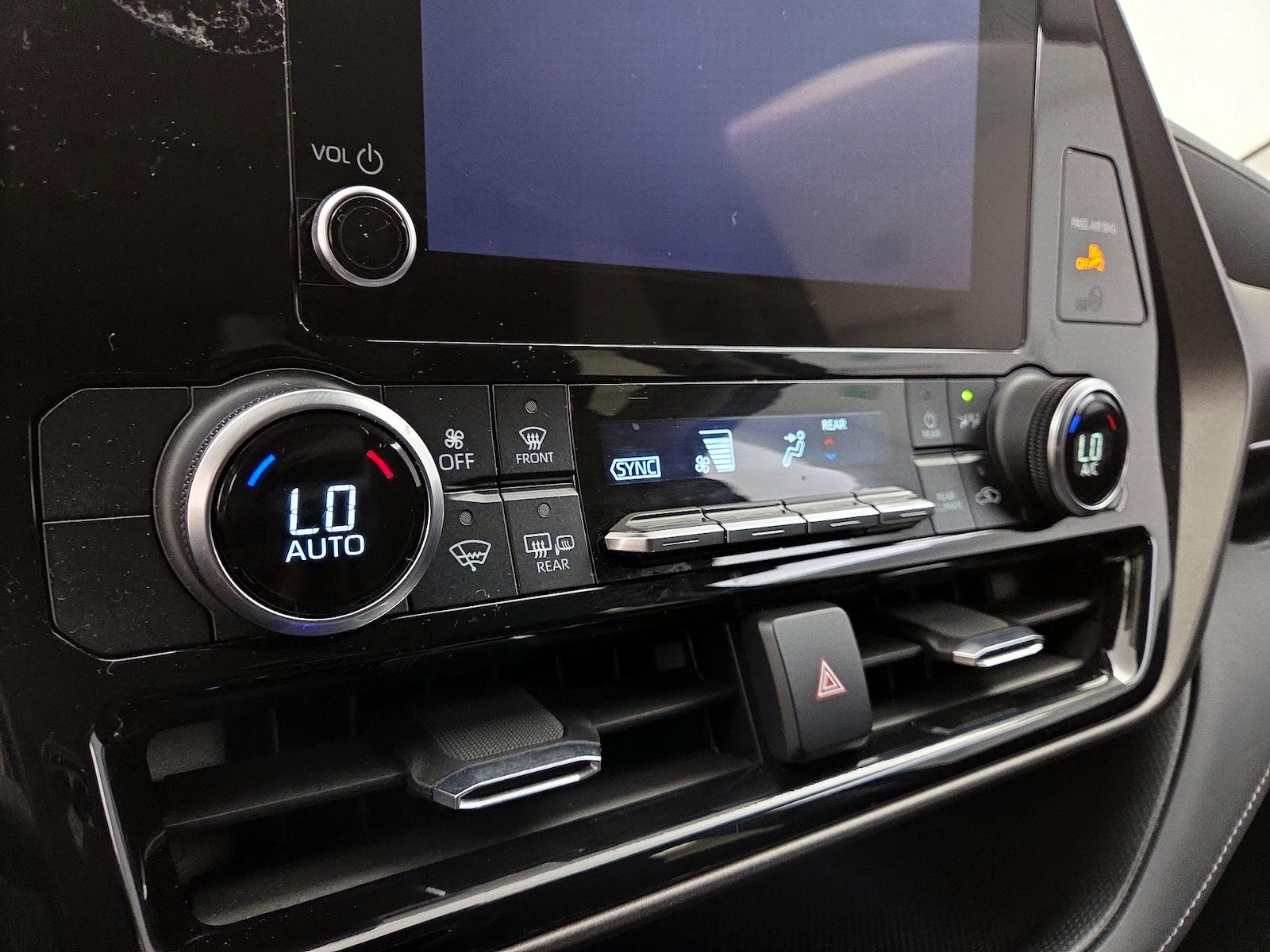 2023 Toyota Highlander L - Photo 17