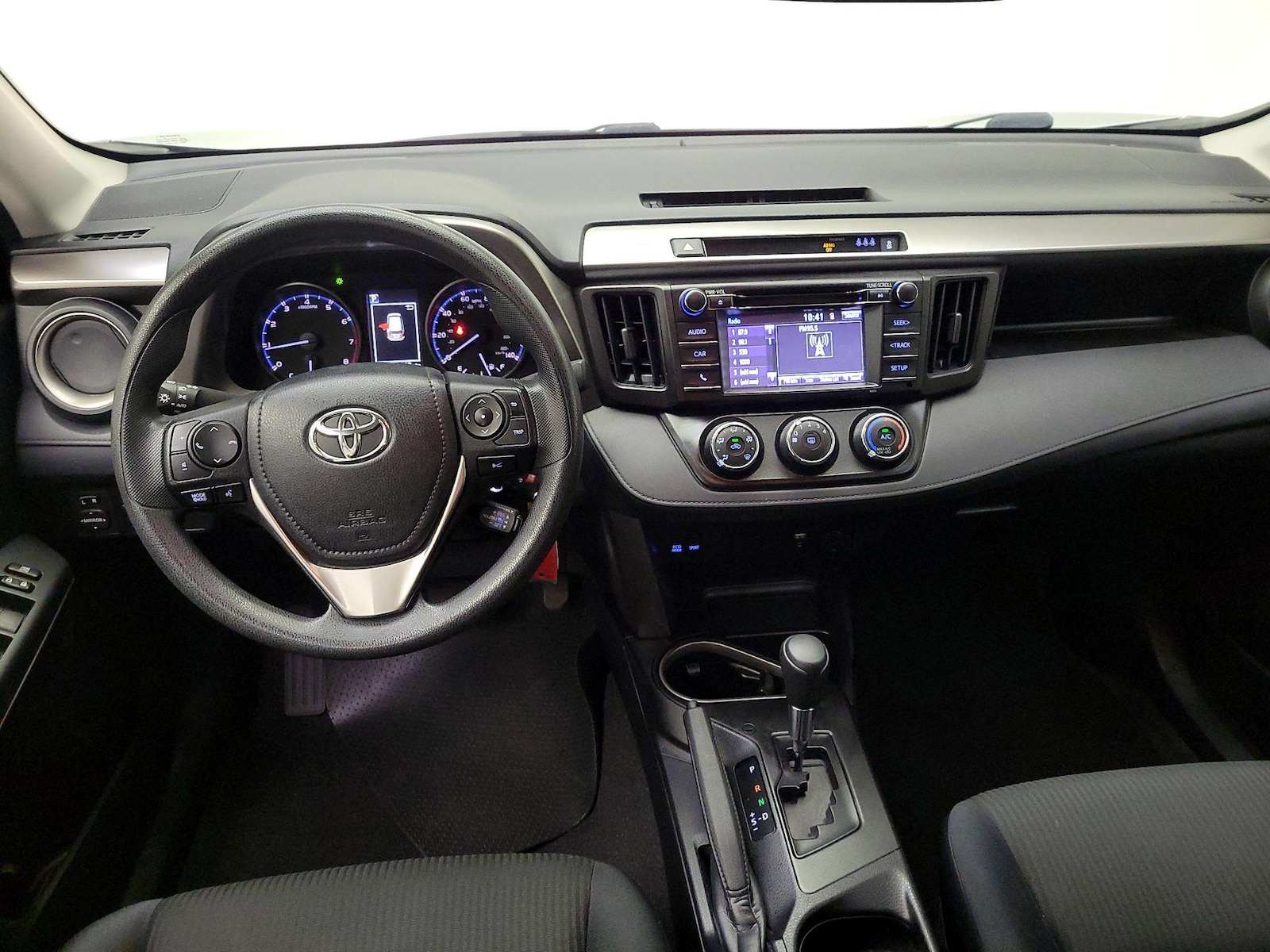 2018 Toyota RAV4 LE - Photo 10