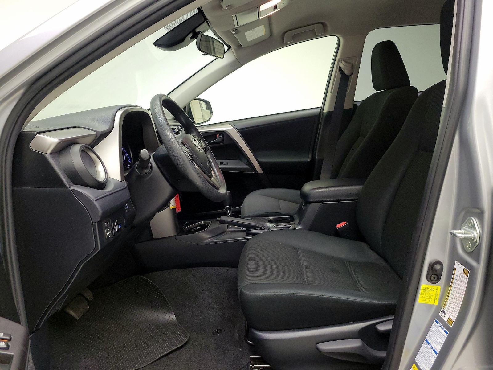 2018 Toyota RAV4 LE - Photo 12