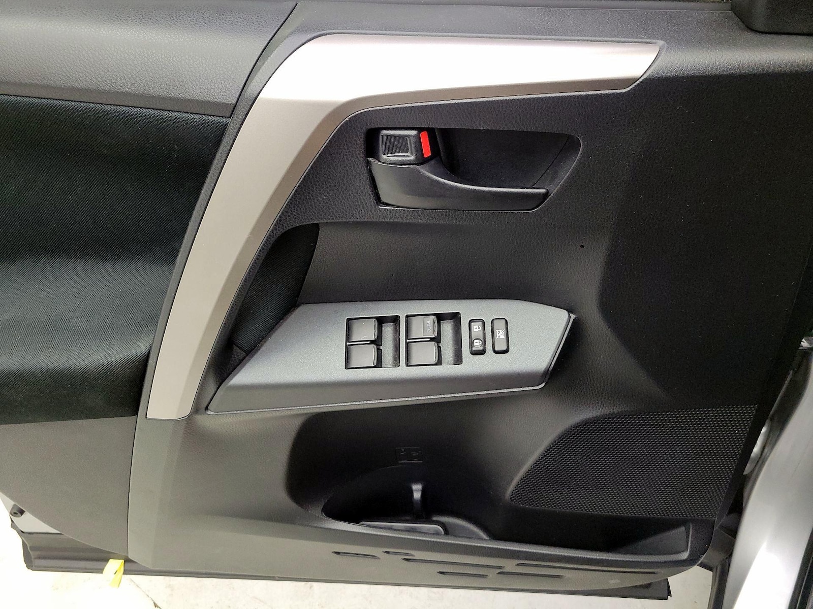 2018 Toyota RAV4 LE - Photo 13