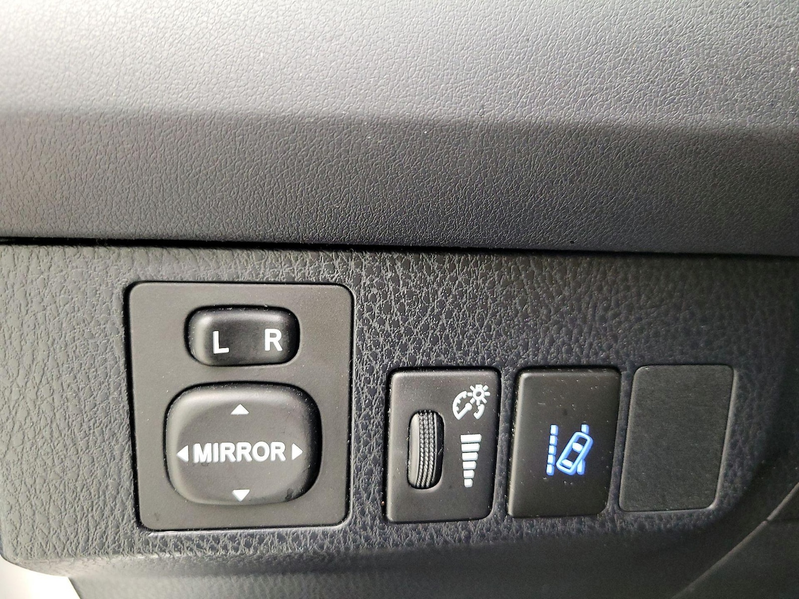2018 Toyota RAV4 LE - Photo 14