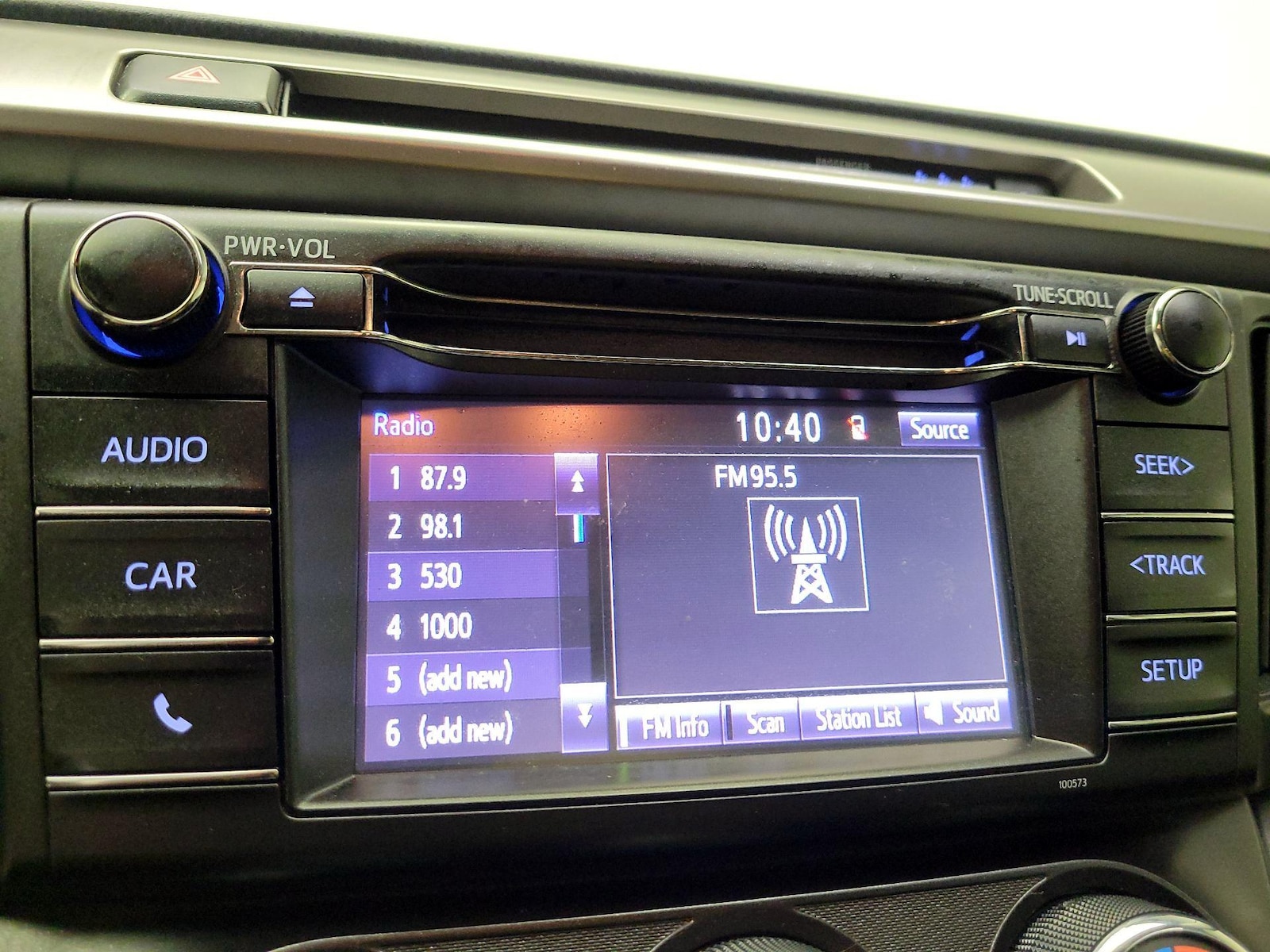 2018 Toyota RAV4 LE - Photo 16