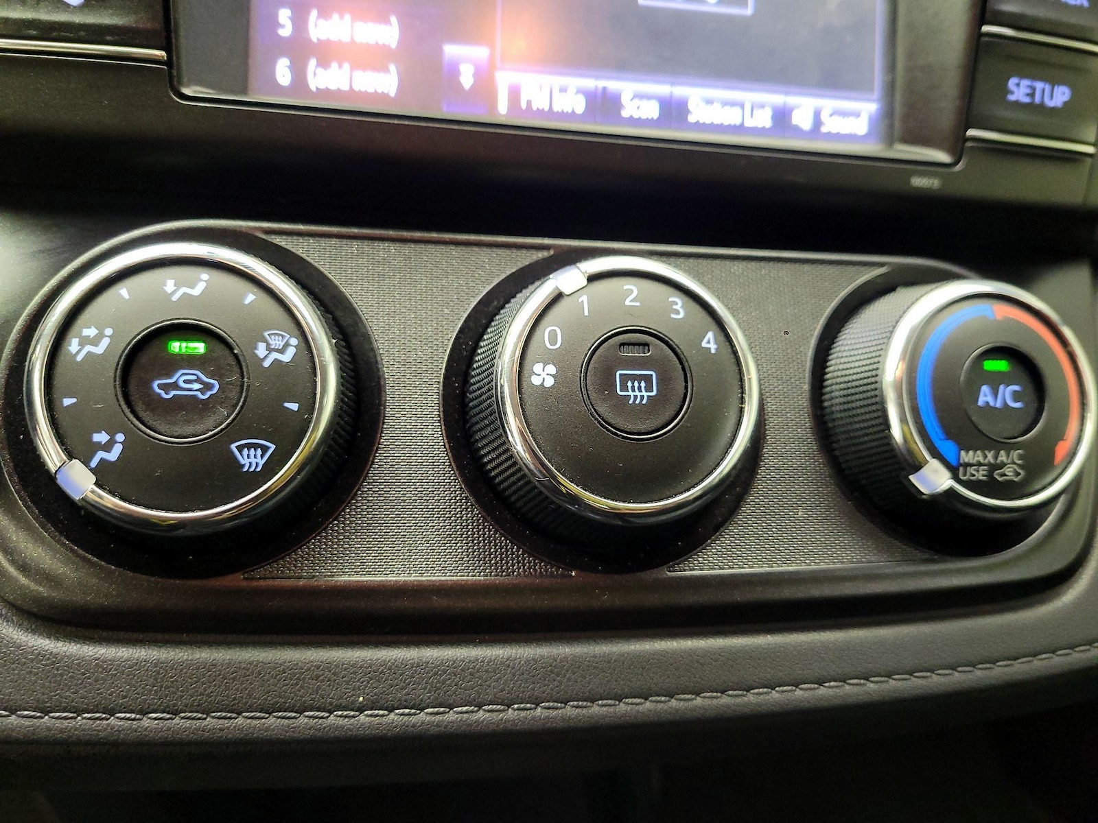 2018 Toyota RAV4 LE - Photo 17