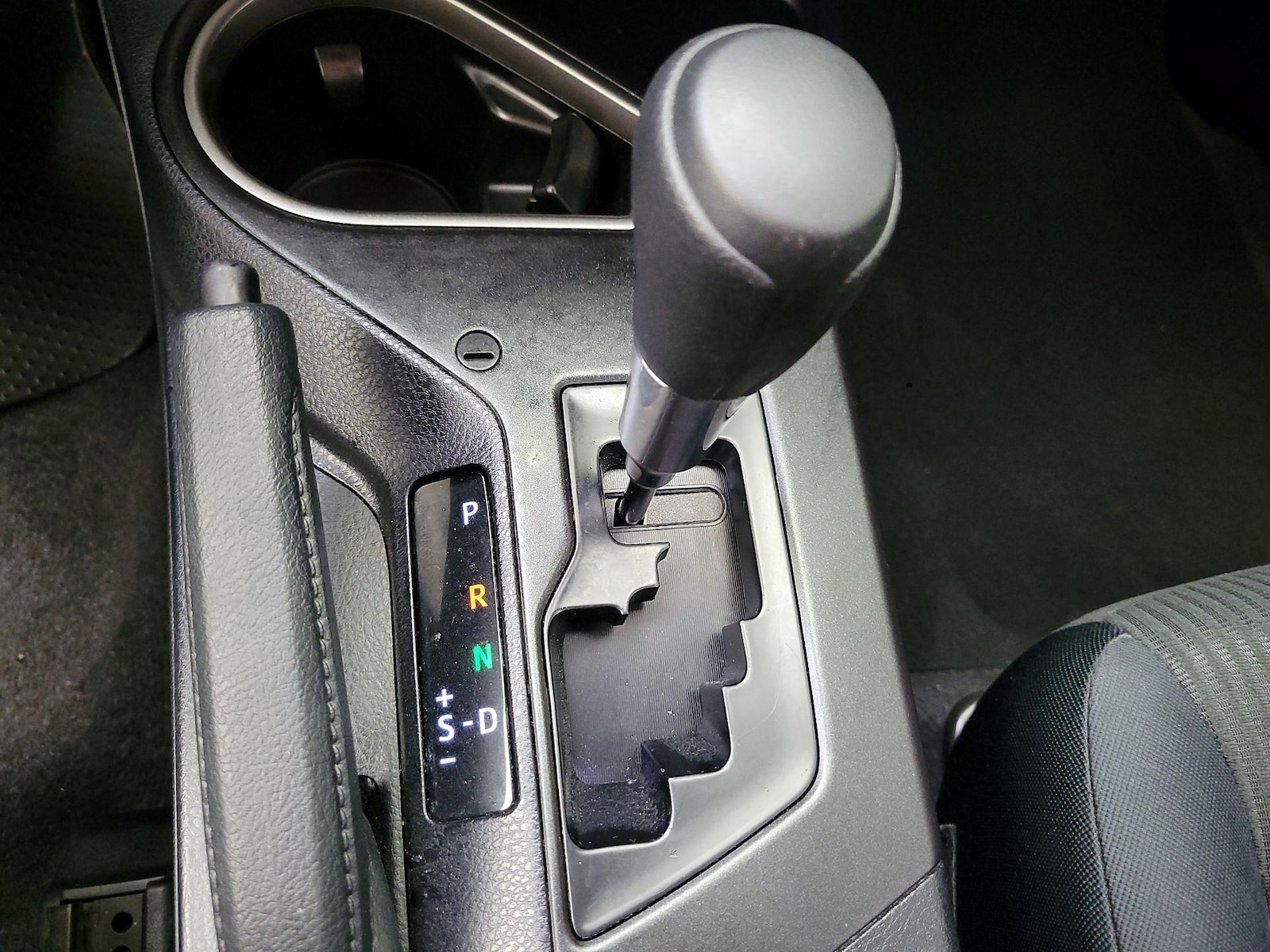 2018 Toyota RAV4 LE - Photo 18