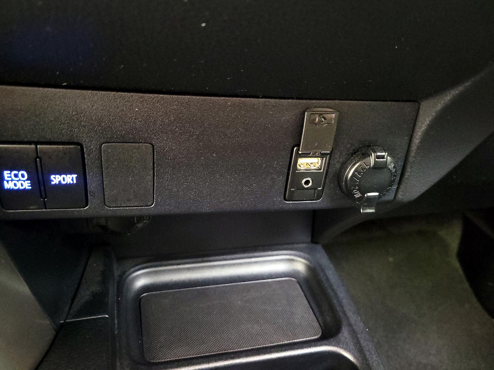 2018 Toyota RAV4 LE - Photo 19