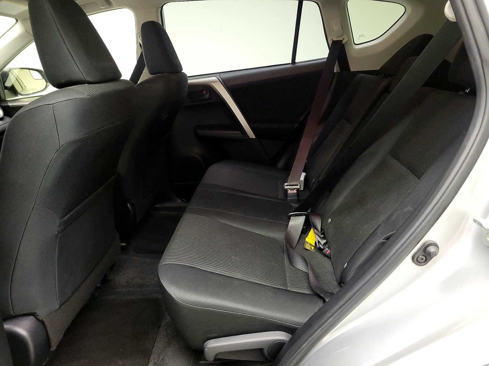 2018 Toyota RAV4 LE - Photo 20