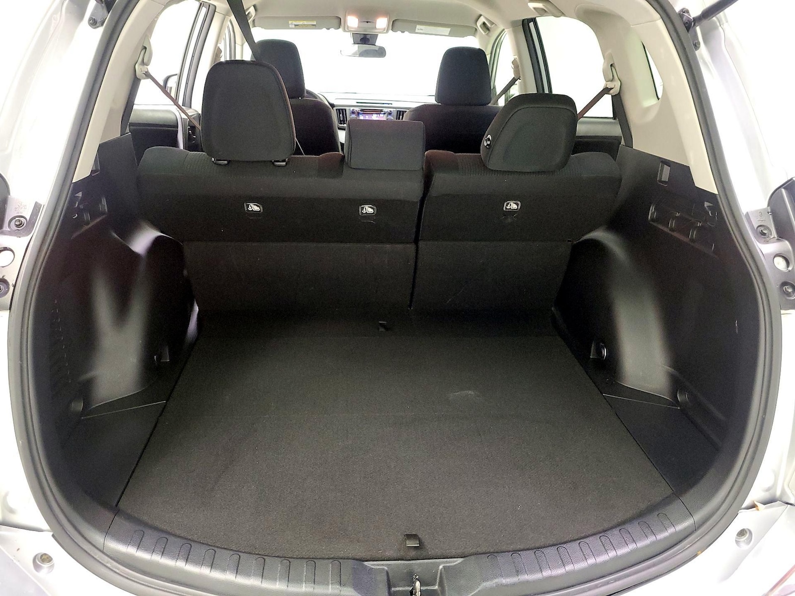 2018 Toyota RAV4 LE - Photo 21