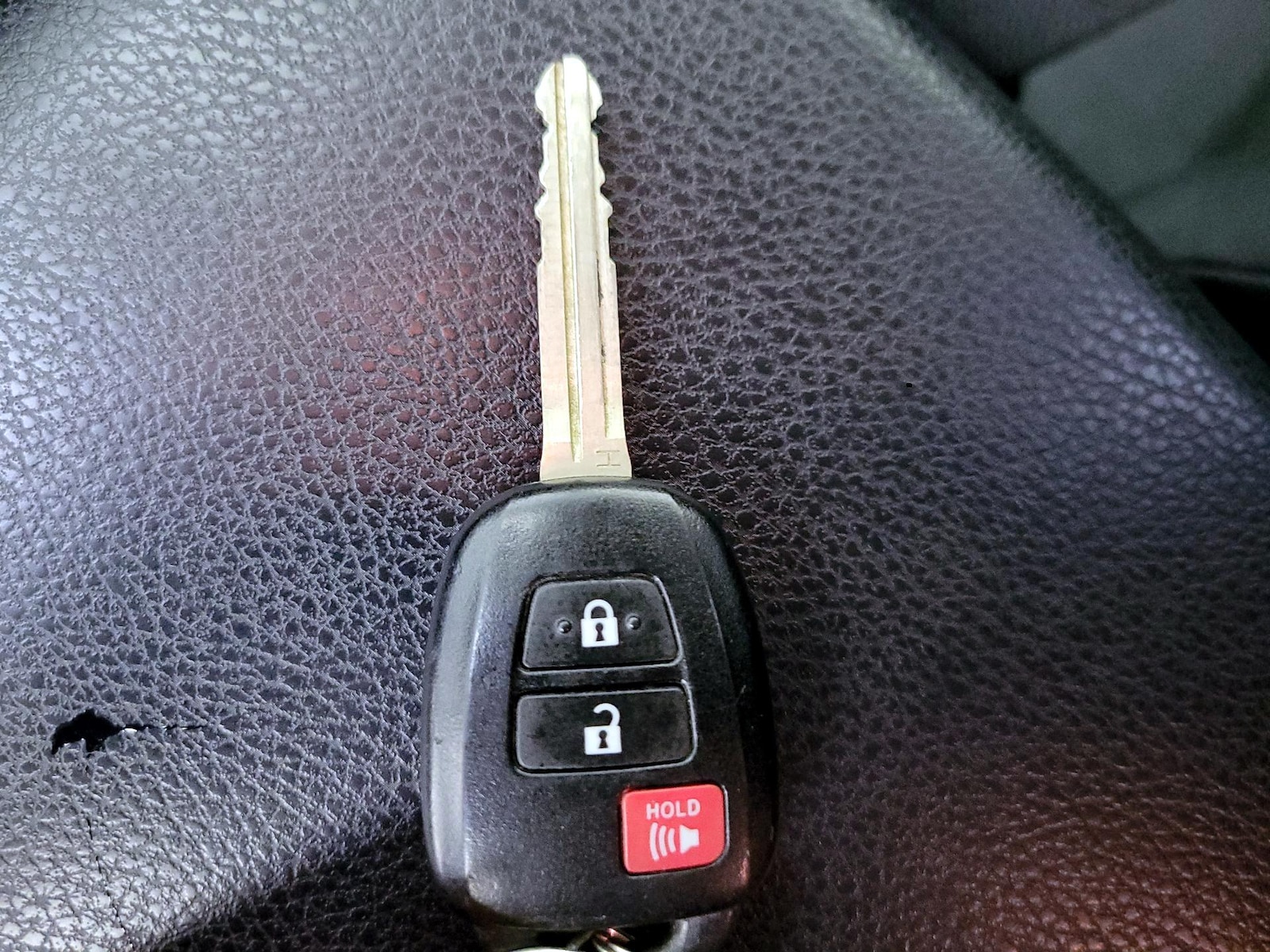 2018 Toyota RAV4 LE - Photo 23