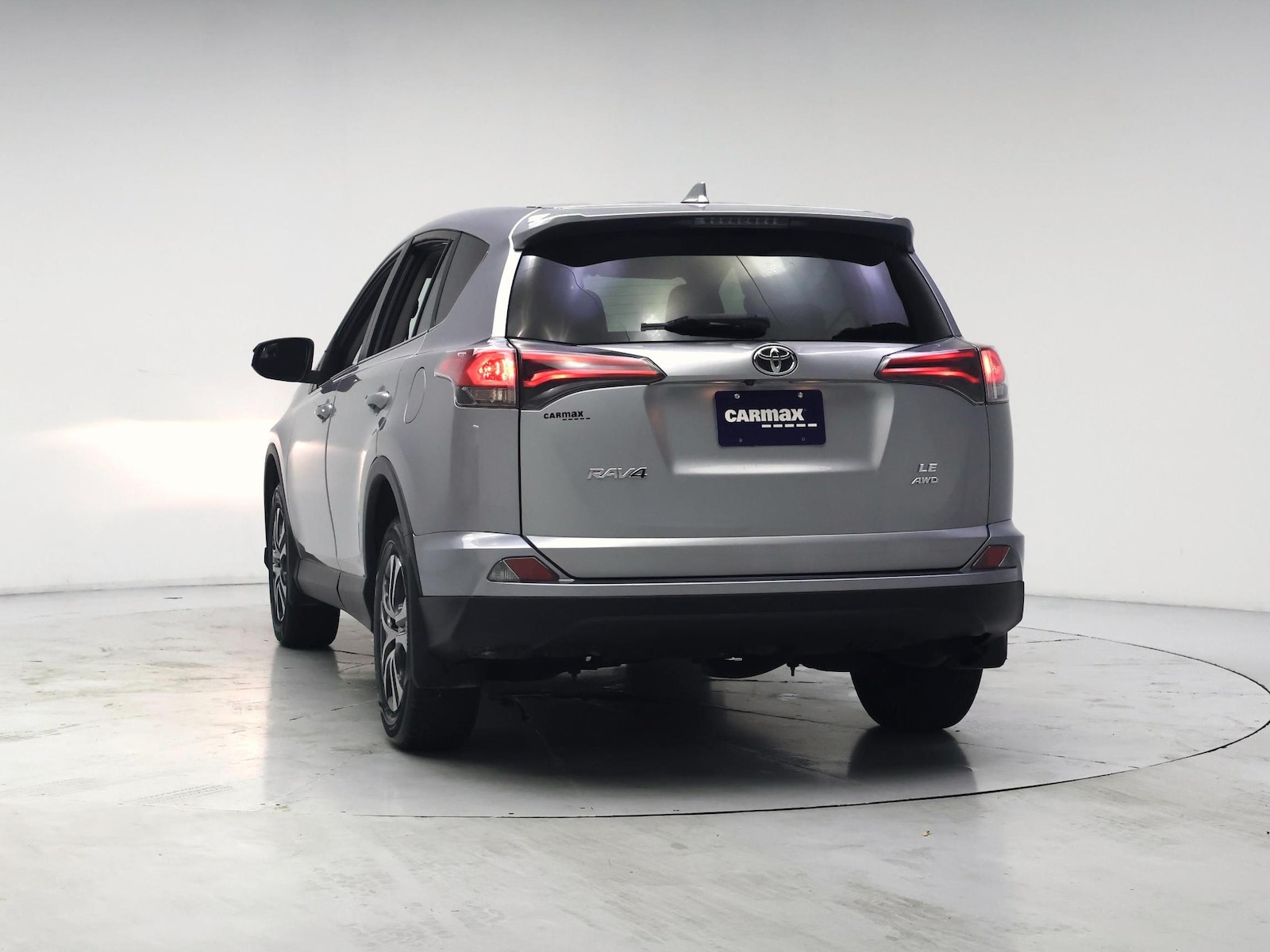 2018 Toyota RAV4 LE - Photo 7