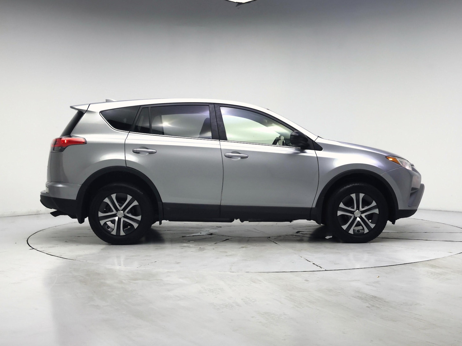 2018 Toyota RAV4 LE - Photo 8