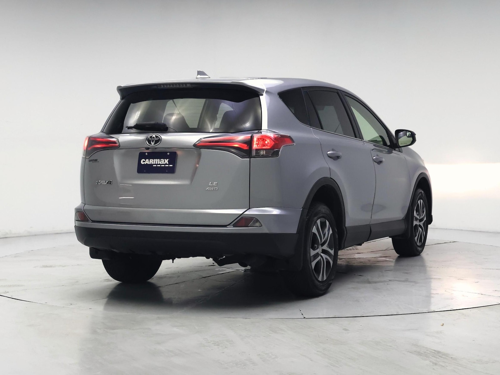2018 Toyota RAV4 LE - Photo 9