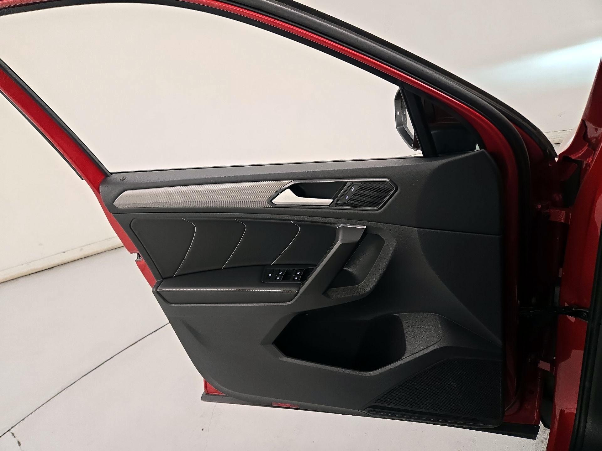 Thumbnail: 2023 Volkswagen Tiguan - 12