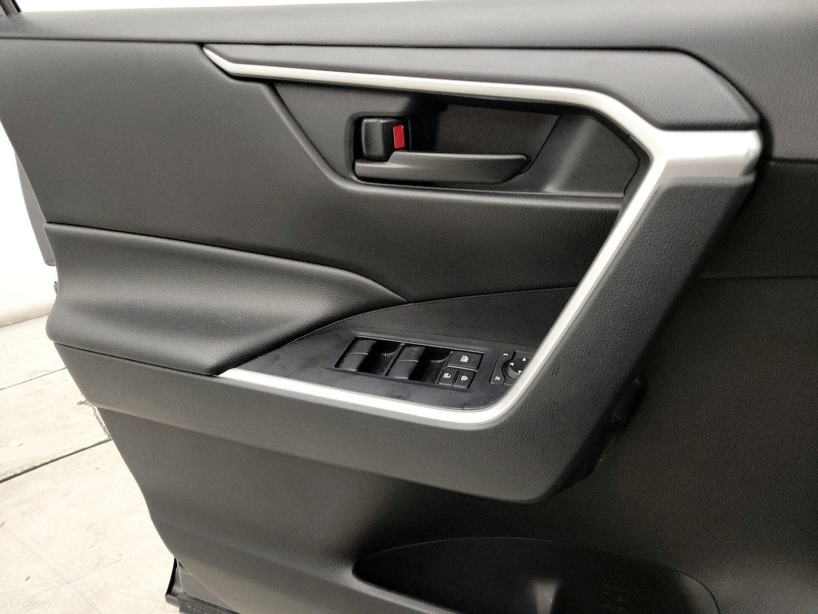 2020 Toyota RAV4 LE - Photo 13