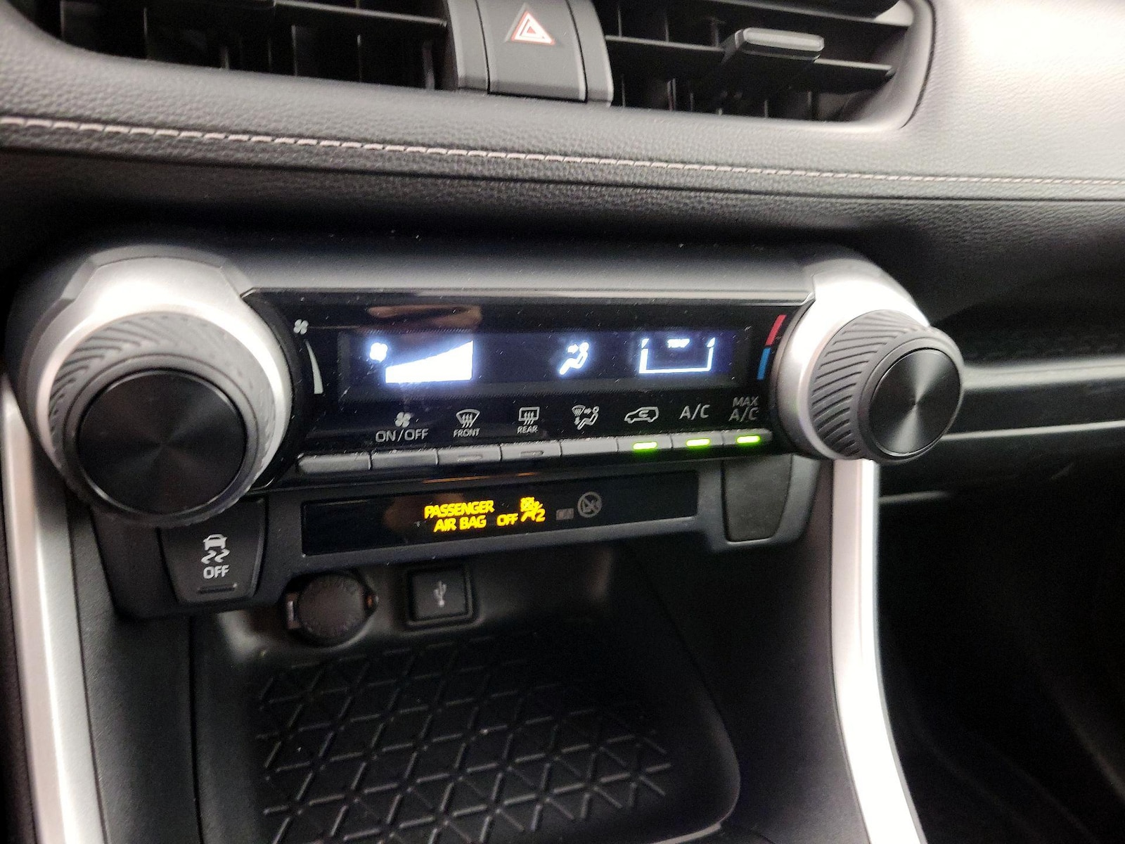 2020 Toyota RAV4 LE - Photo 17
