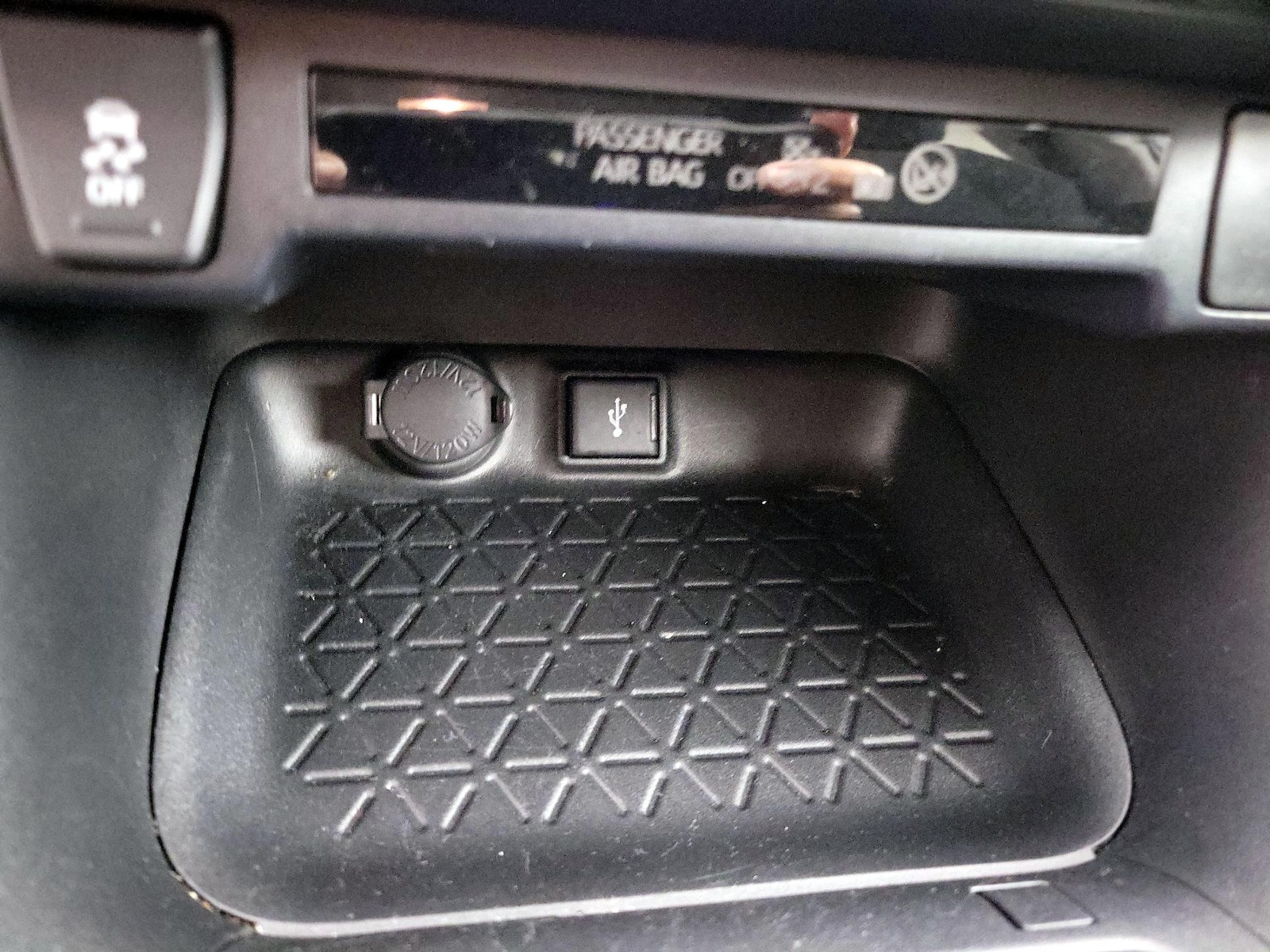 2020 Toyota RAV4 LE - Photo 19