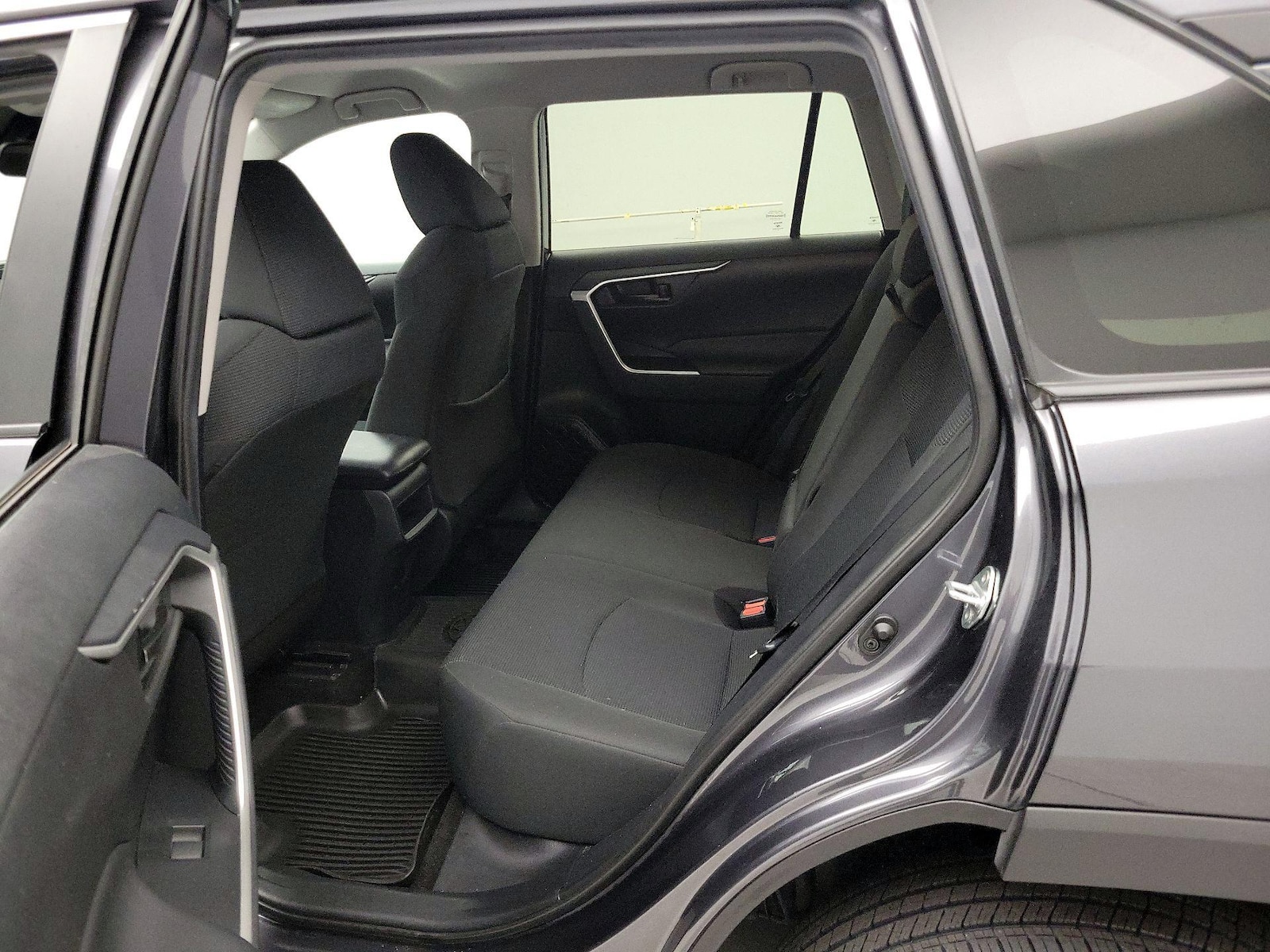2020 Toyota RAV4 LE - Photo 20
