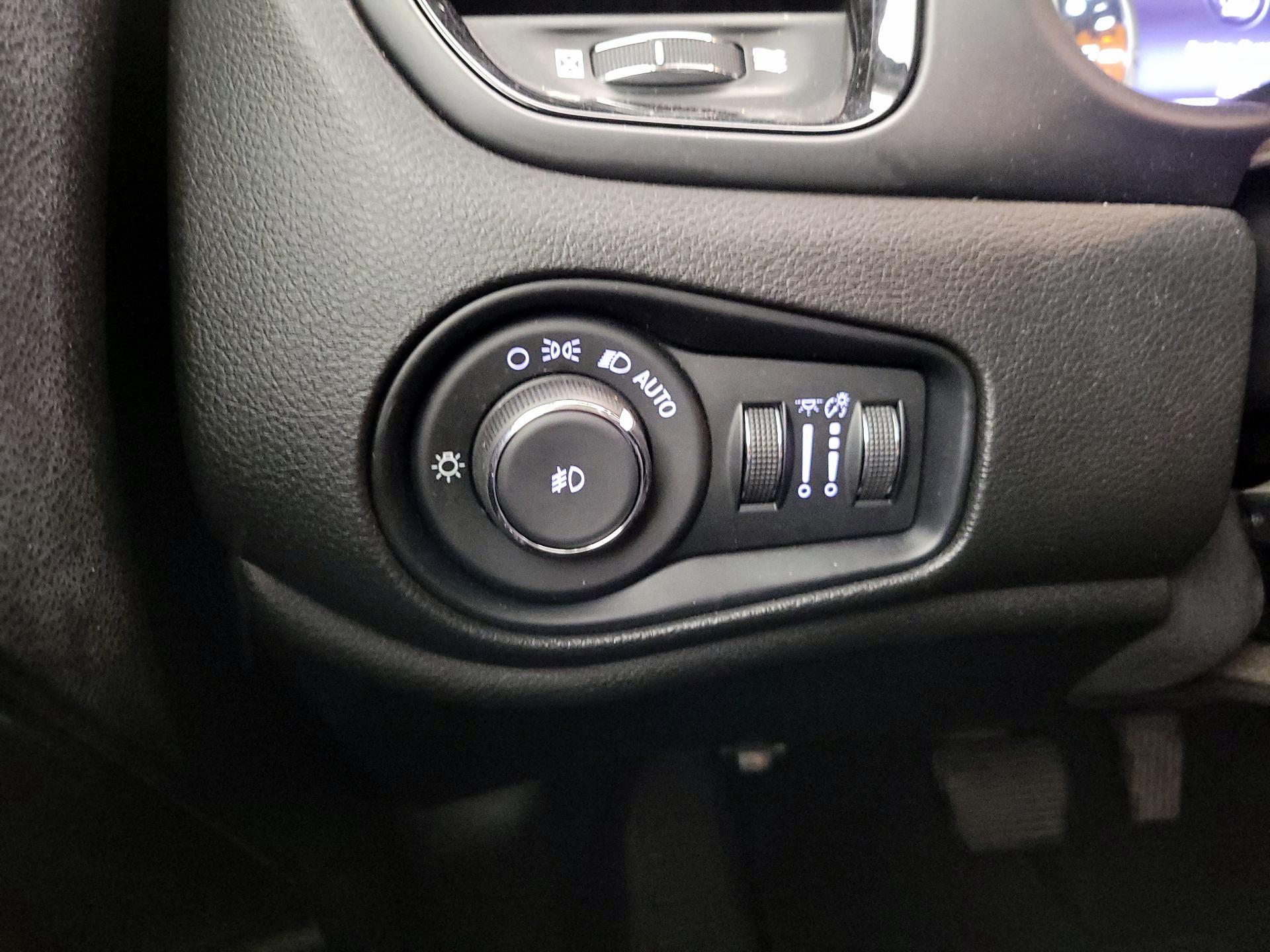 Thumbnail: 2017 Jeep Renegade - 13