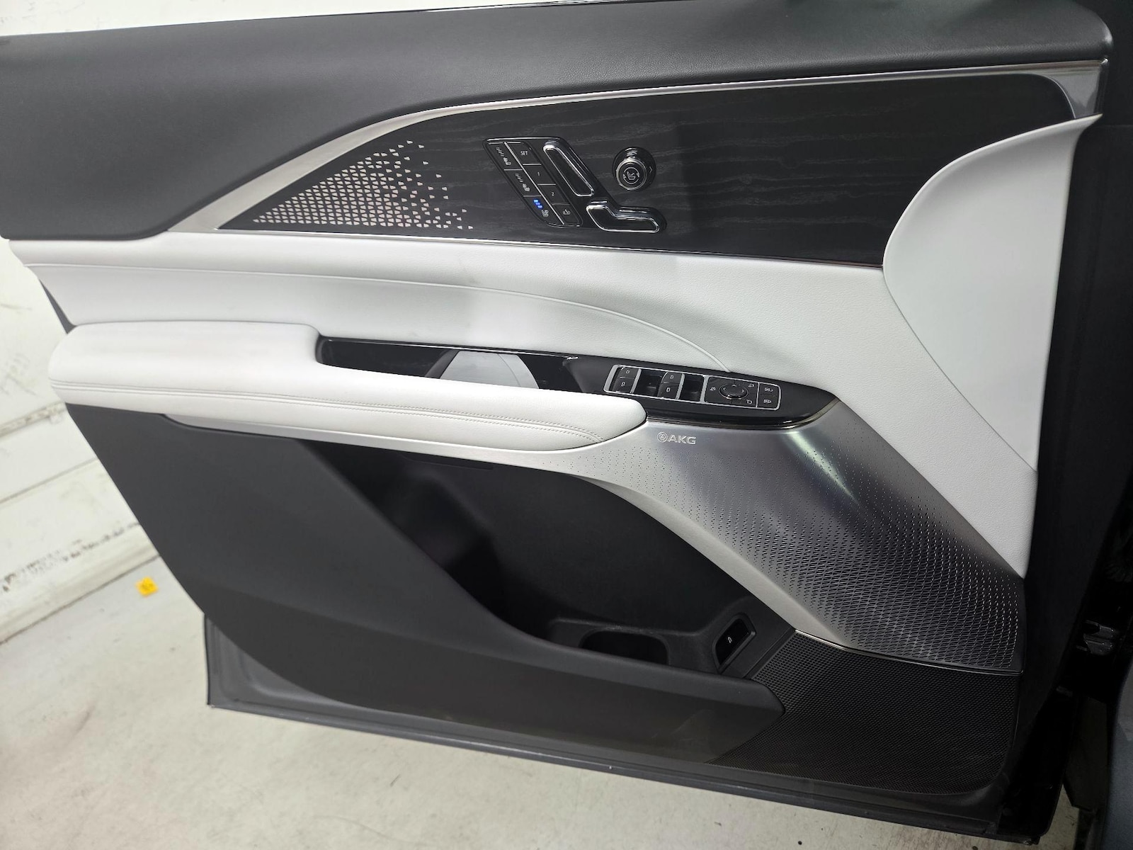 2023 Cadillac LYRIQ Luxury - Photo 11