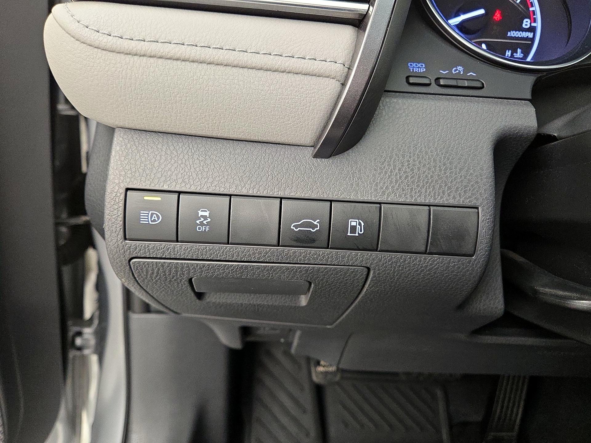 Thumbnail: 2018 Toyota Camry - 13