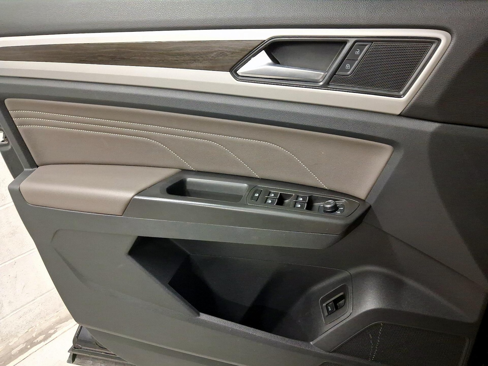 2022 Volkswagen Atlas SE w/Tech - Photo 13