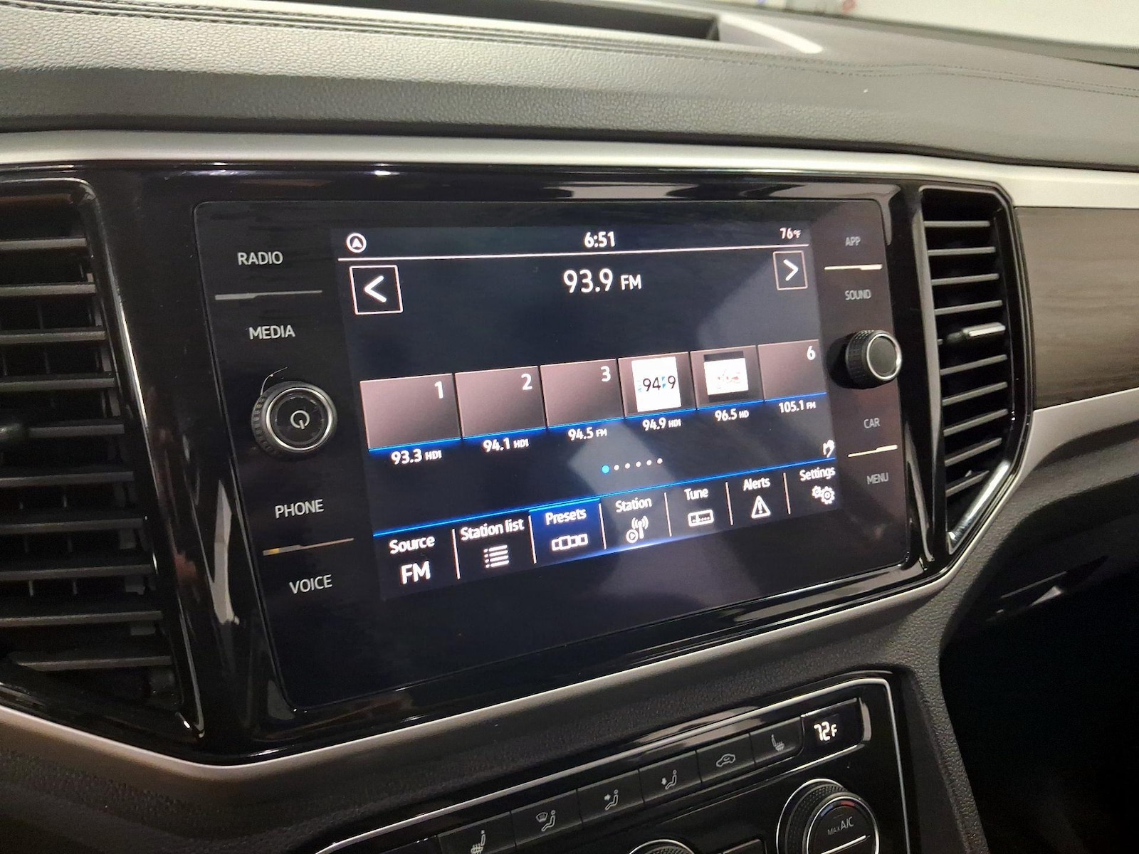 2022 Volkswagen Atlas SE w/Tech - Photo 14