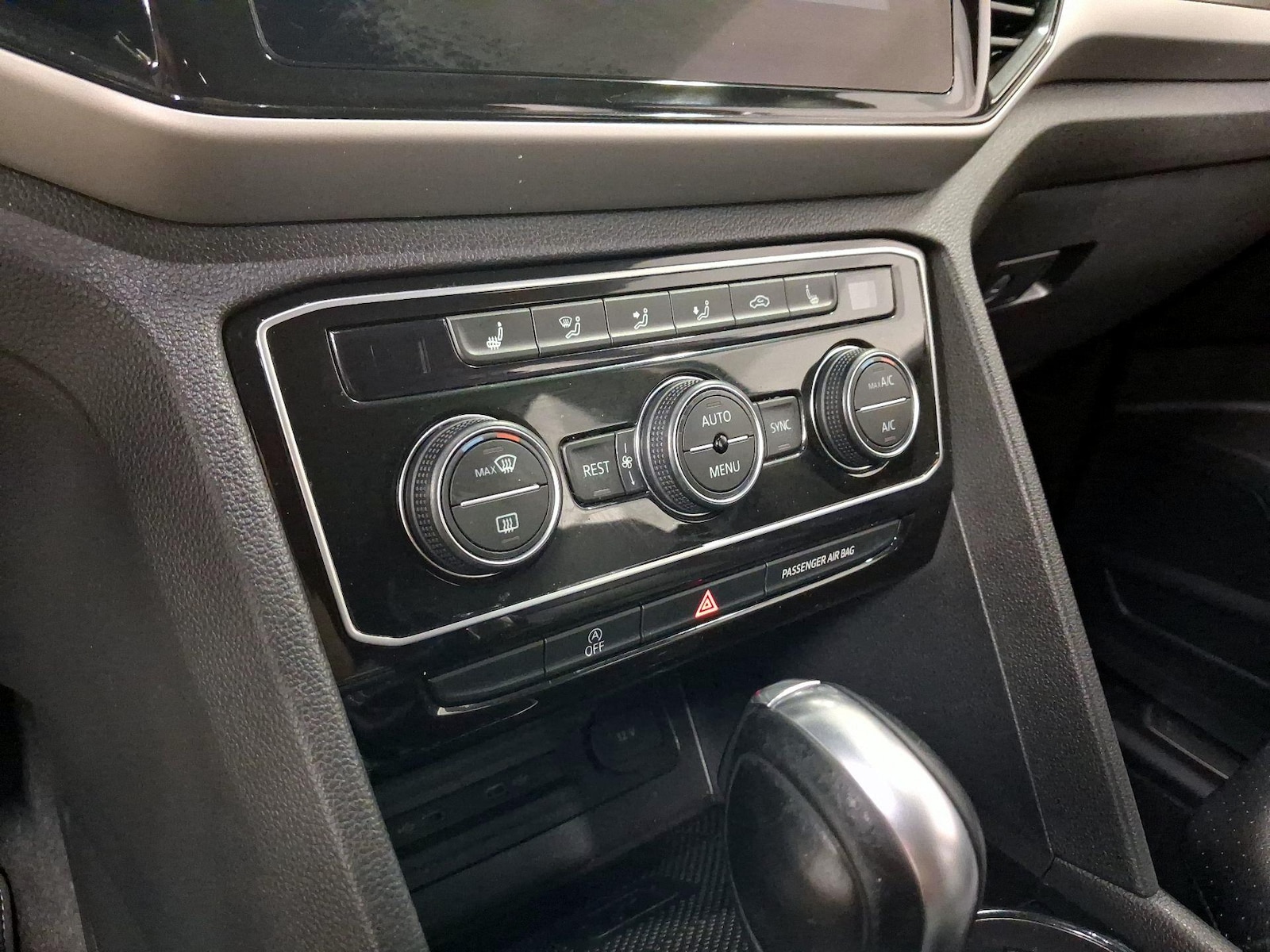2022 Volkswagen Atlas SE w/Tech - Photo 15