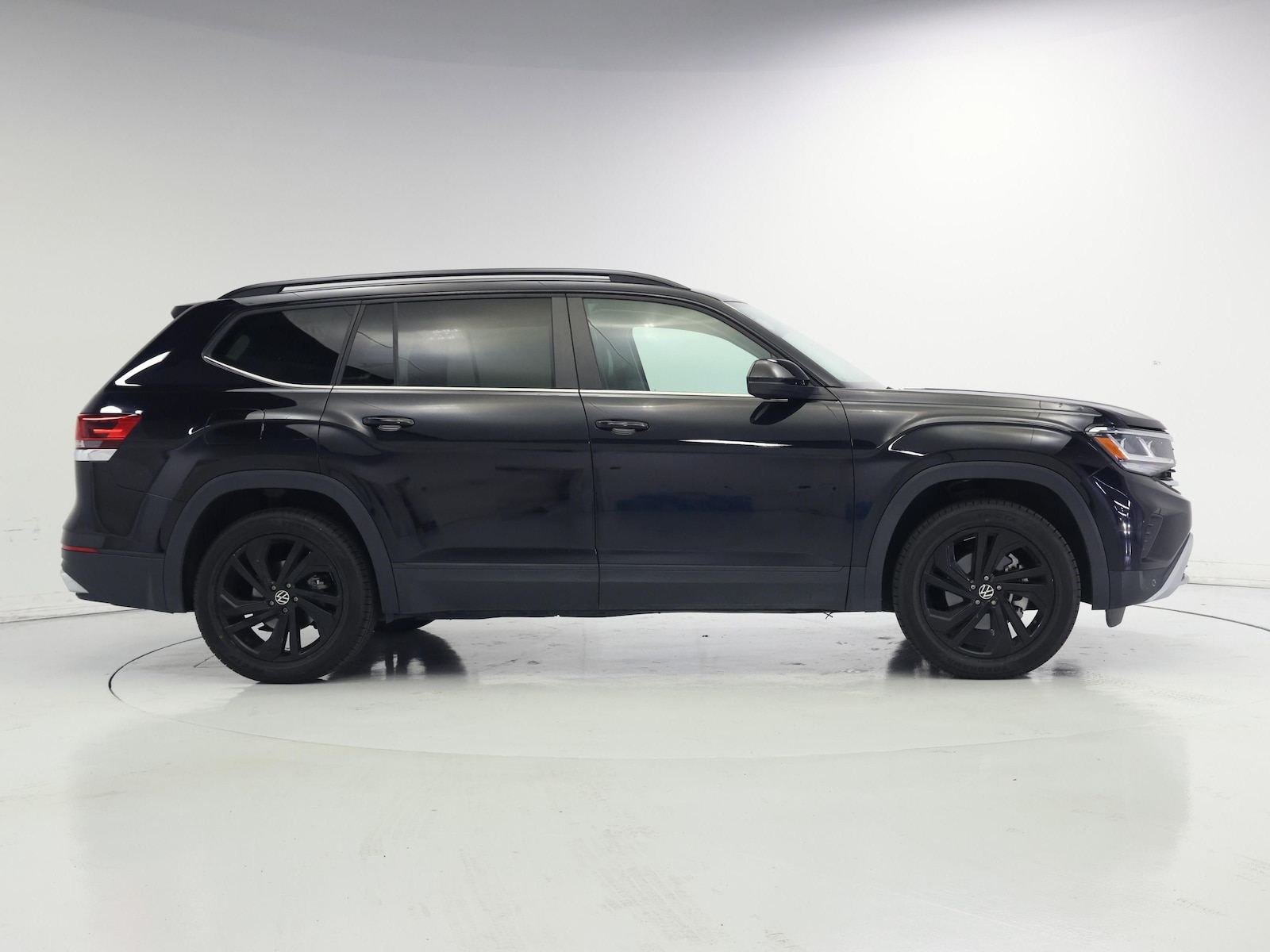 2022 Volkswagen Atlas SE w/Tech - Photo 8