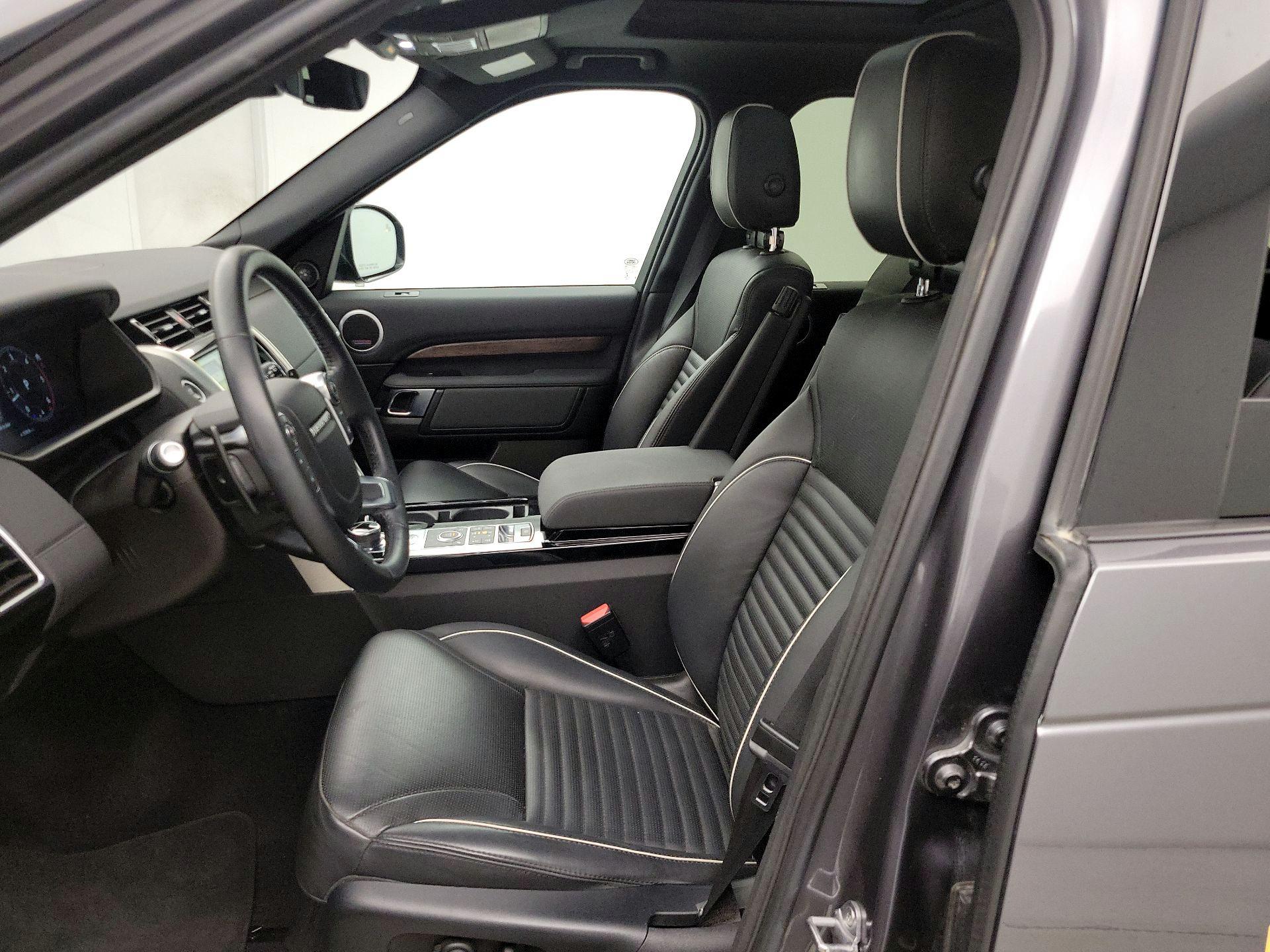 Thumbnail: 2018 Land Rover Discovery - 11