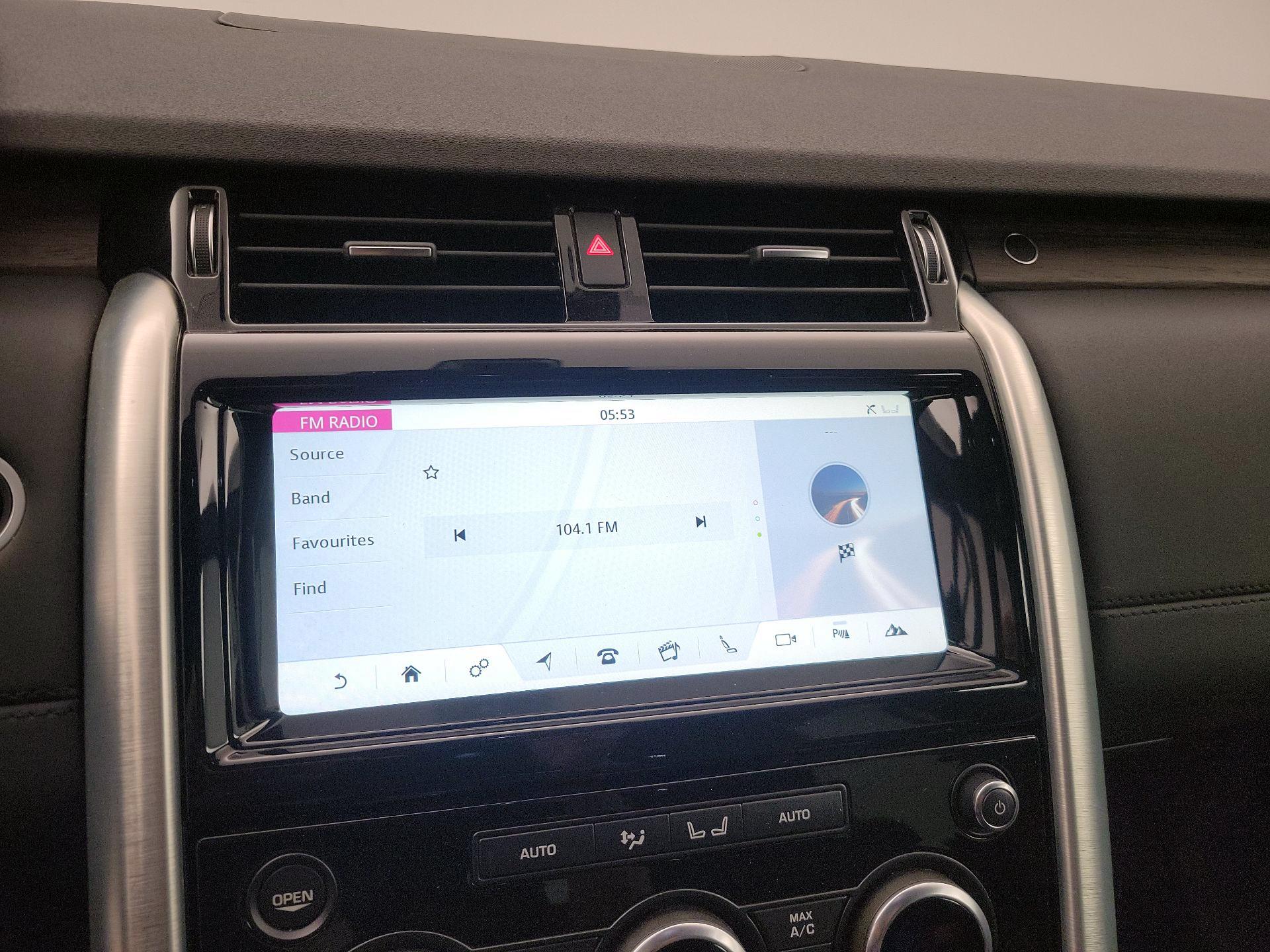 Thumbnail: 2018 Land Rover Discovery - 16