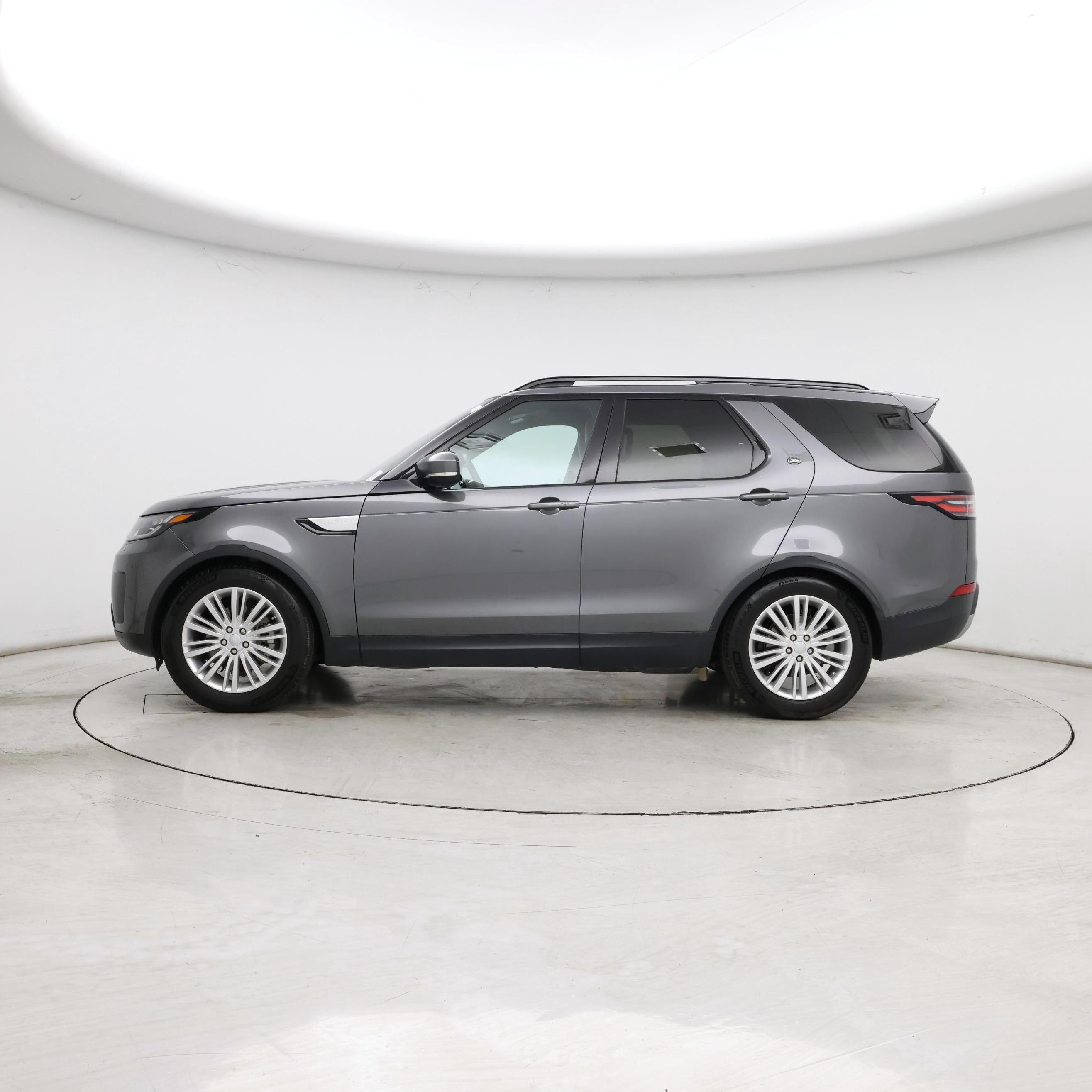 Thumbnail: 2018 Land Rover Discovery - 3