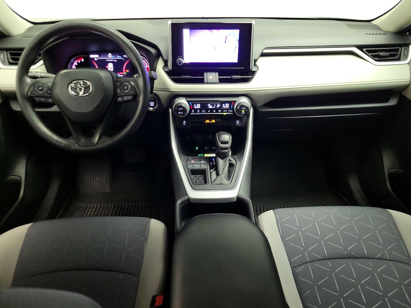 2024 Toyota RAV4 XLE - Photo 10