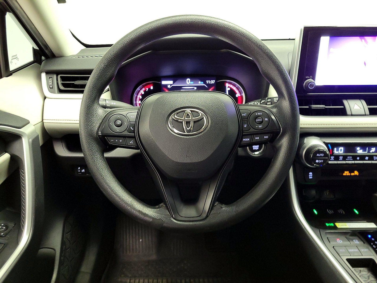2024 Toyota RAV4 XLE - Photo 11