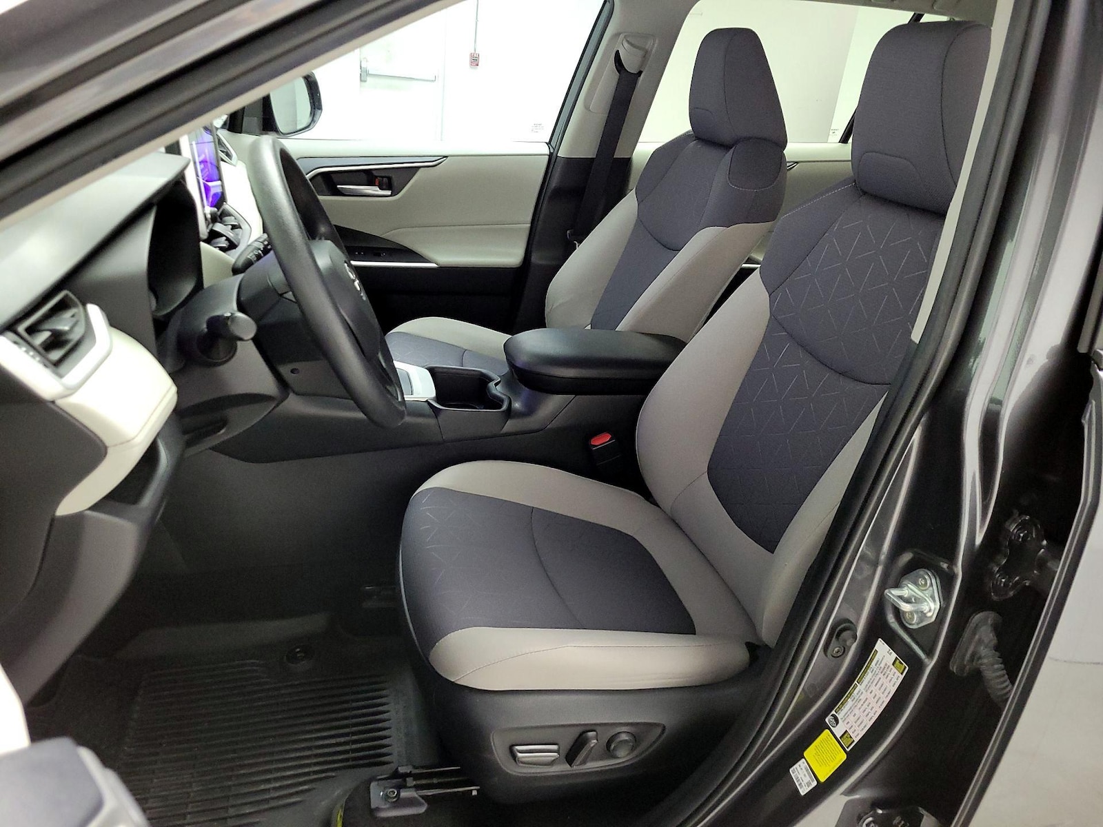 2024 Toyota RAV4 XLE - Photo 12