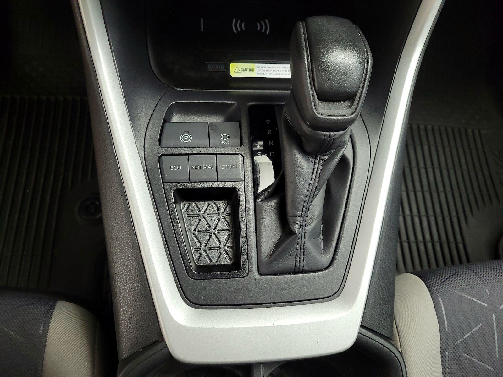 2024 Toyota RAV4 XLE - Photo 19